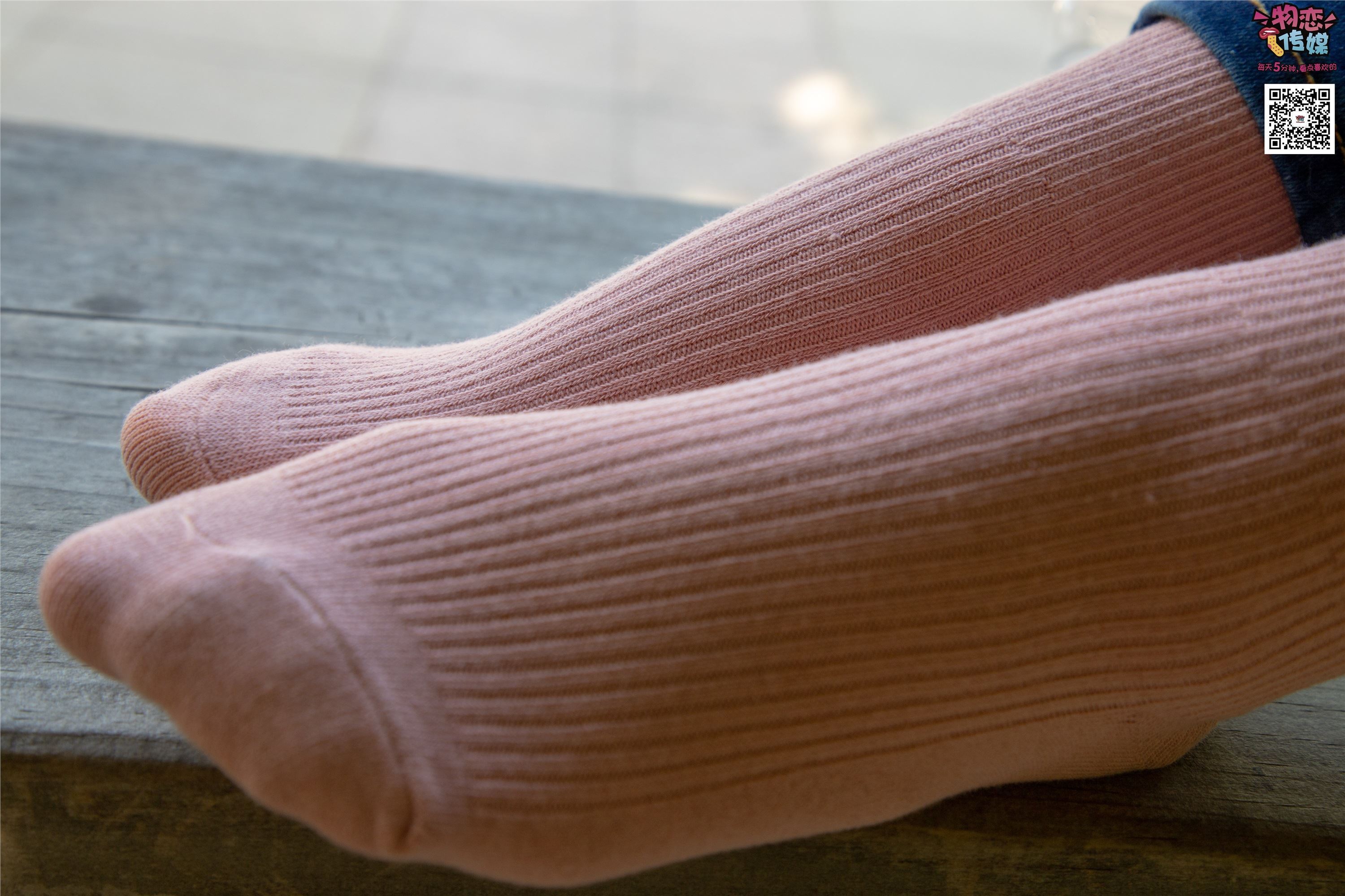 物恋传媒 No.012 娇小型小萝莉哦,猜猜我多大呢,小白板鞋搭配粉色棉袜