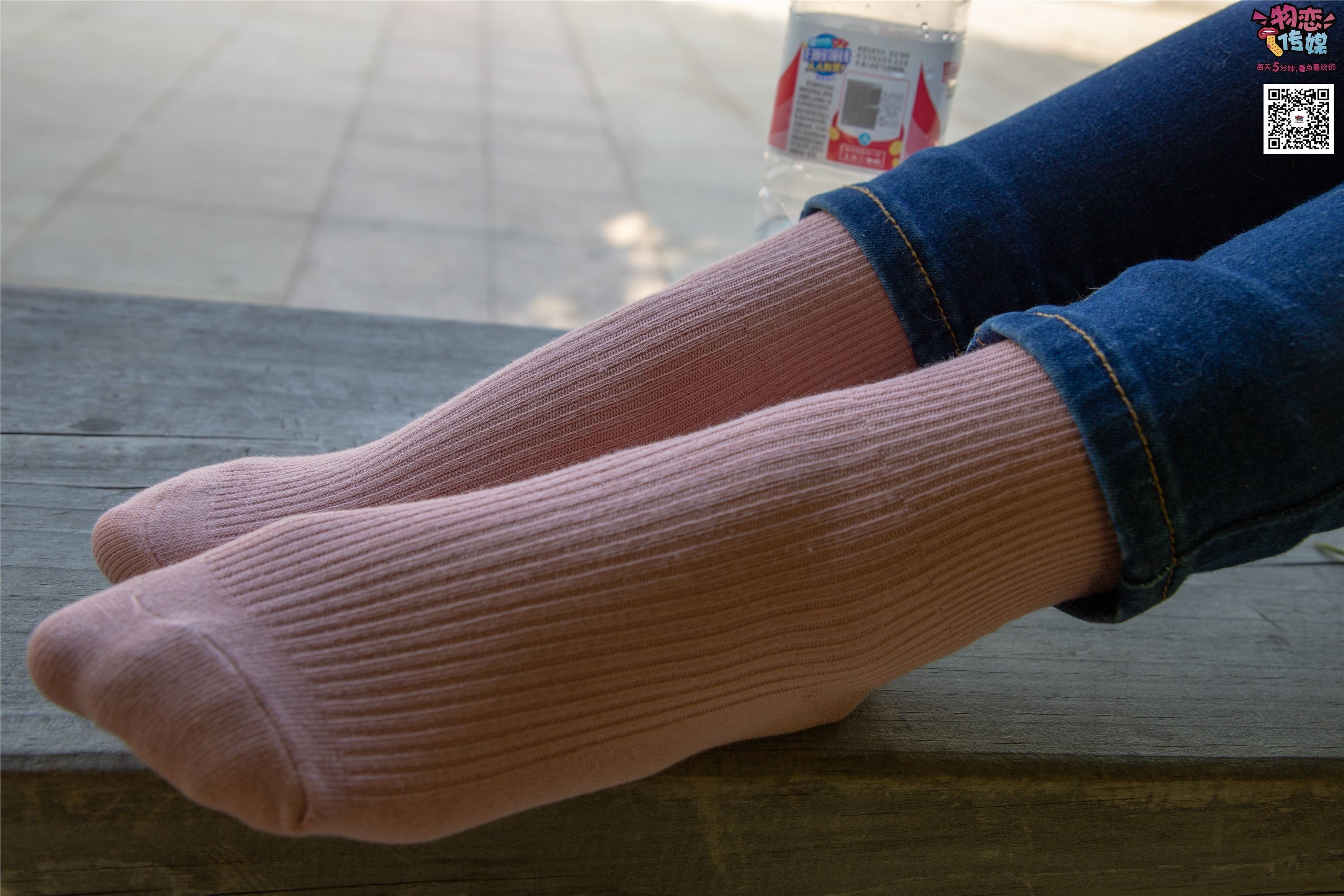 物恋传媒 No.012 娇小型小萝莉哦,猜猜我多大呢,小白板鞋搭配粉色棉袜