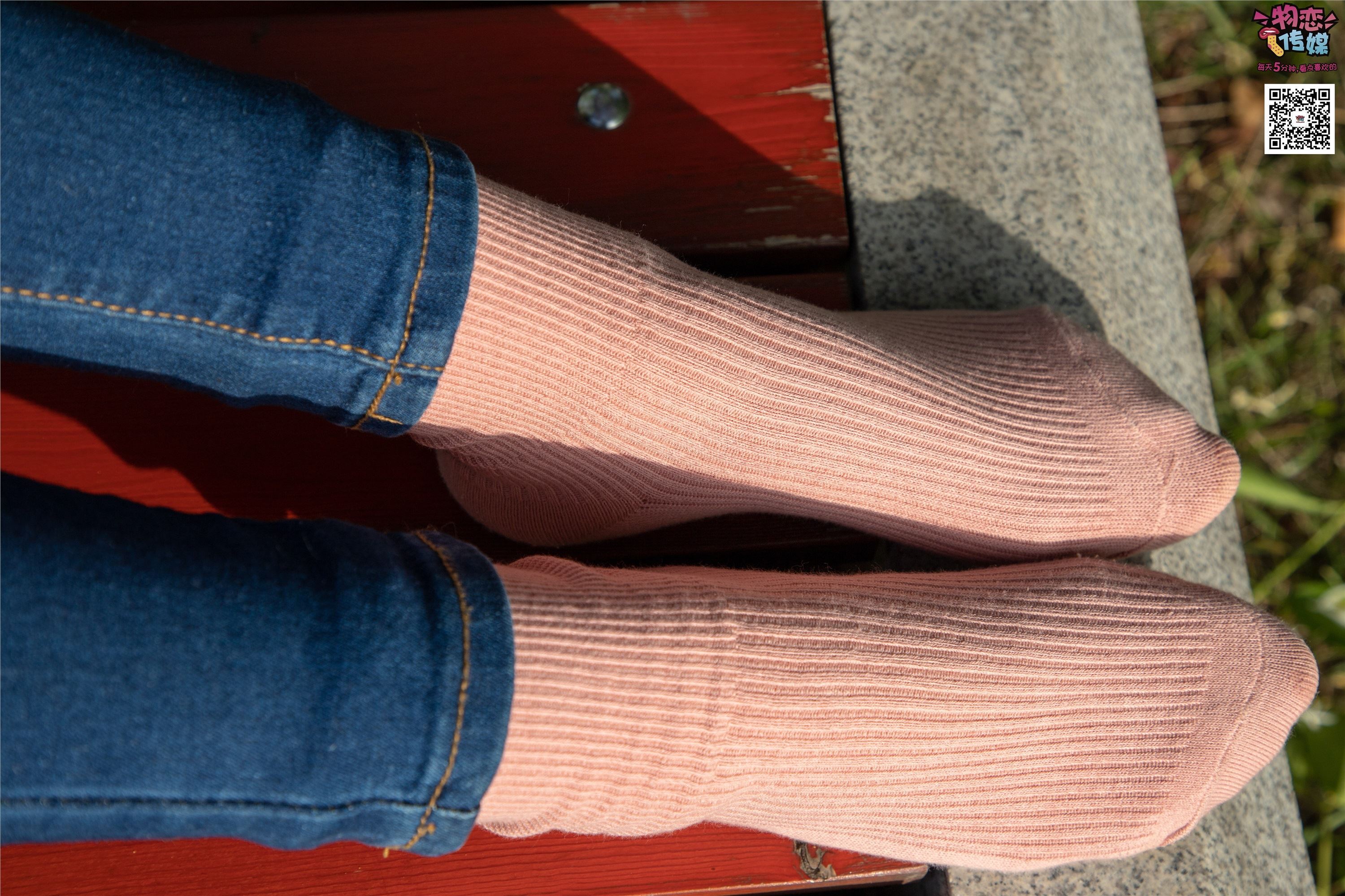 物恋传媒 No.012 娇小型小萝莉哦,猜猜我多大呢,小白板鞋搭配粉色棉袜