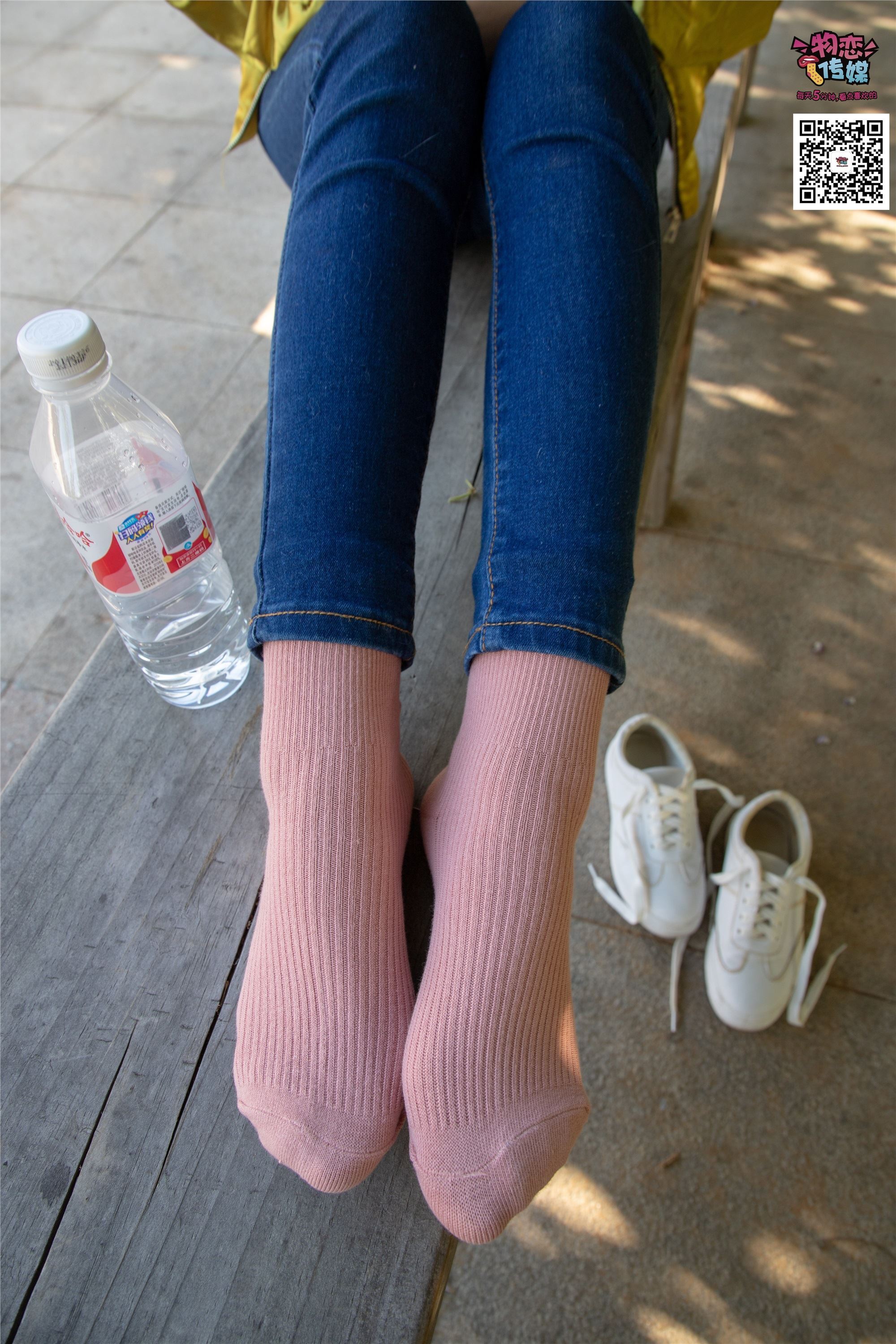 物恋传媒 No.012 娇小型小萝莉哦,猜猜我多大呢,小白板鞋搭配粉色棉袜