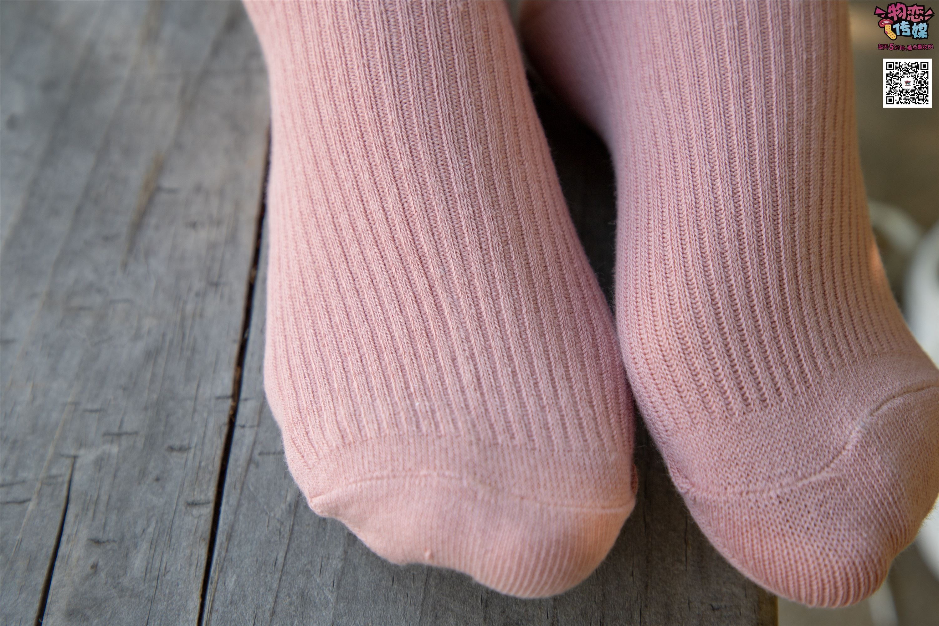 物恋传媒 No.012 娇小型小萝莉哦,猜猜我多大呢,小白板鞋搭配粉色棉袜