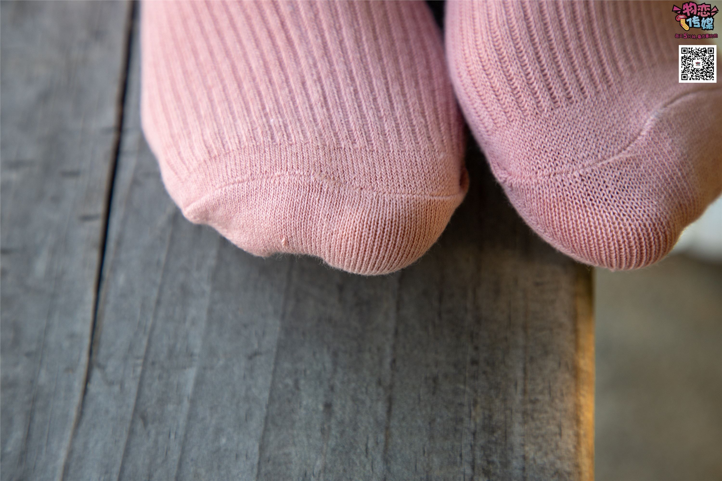 物恋传媒 No.012 娇小型小萝莉哦,猜猜我多大呢,小白板鞋搭配粉色棉袜