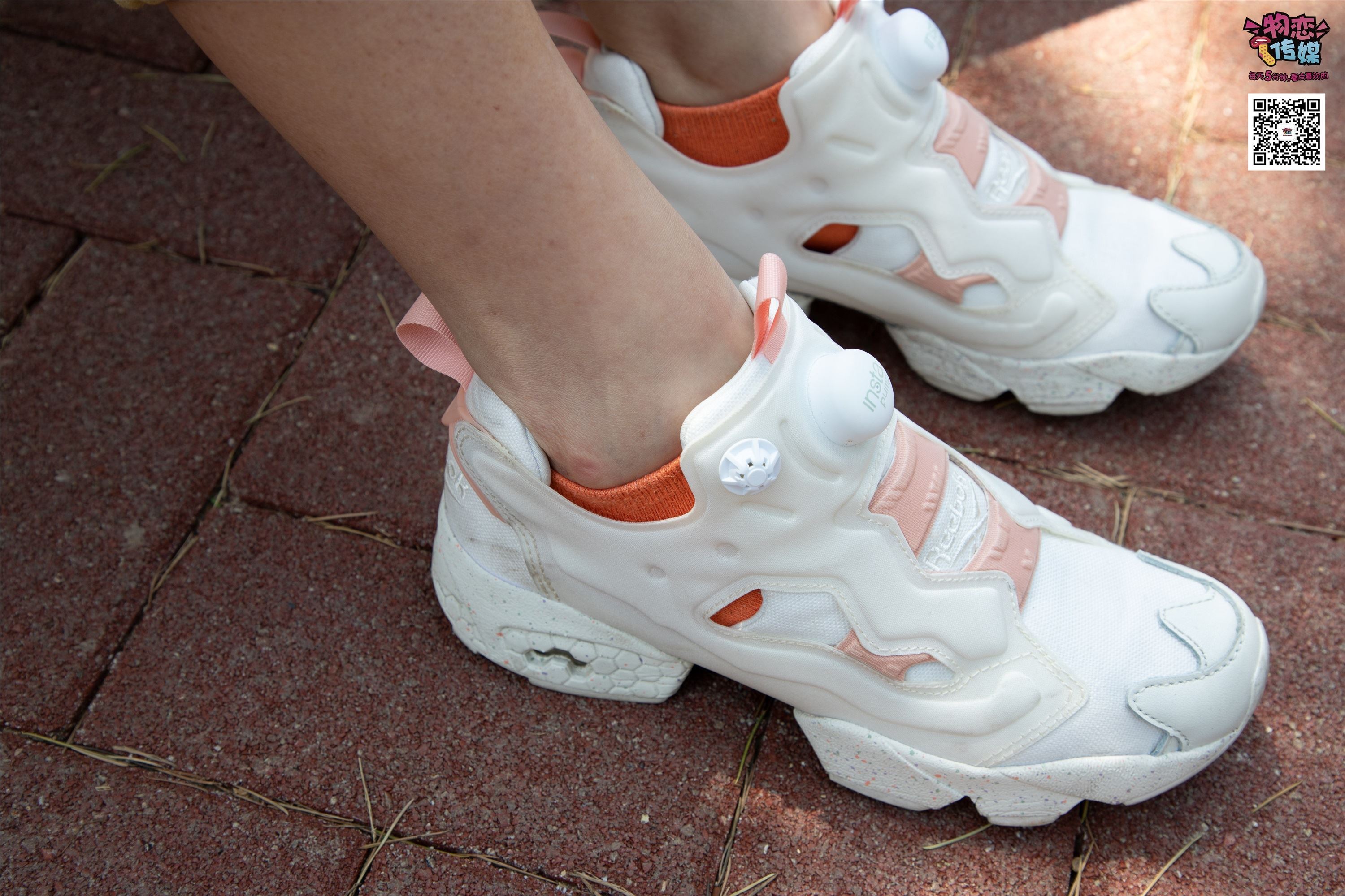 物恋传媒 No.013 气质独特的邻家小妹,粉色小棉袜加白袜哦