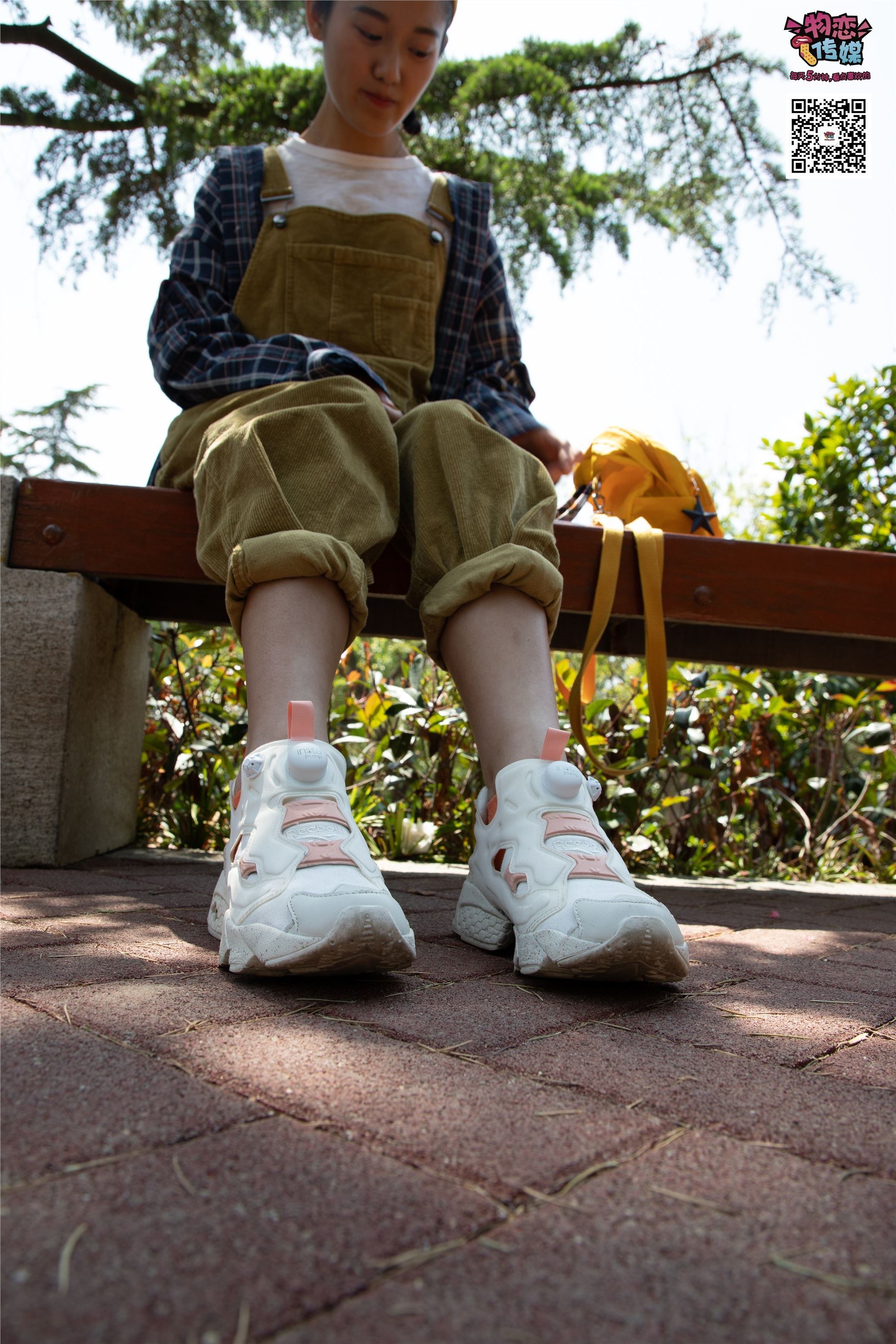 物恋传媒 No.013 气质独特的邻家小妹,粉色小棉袜加白袜哦