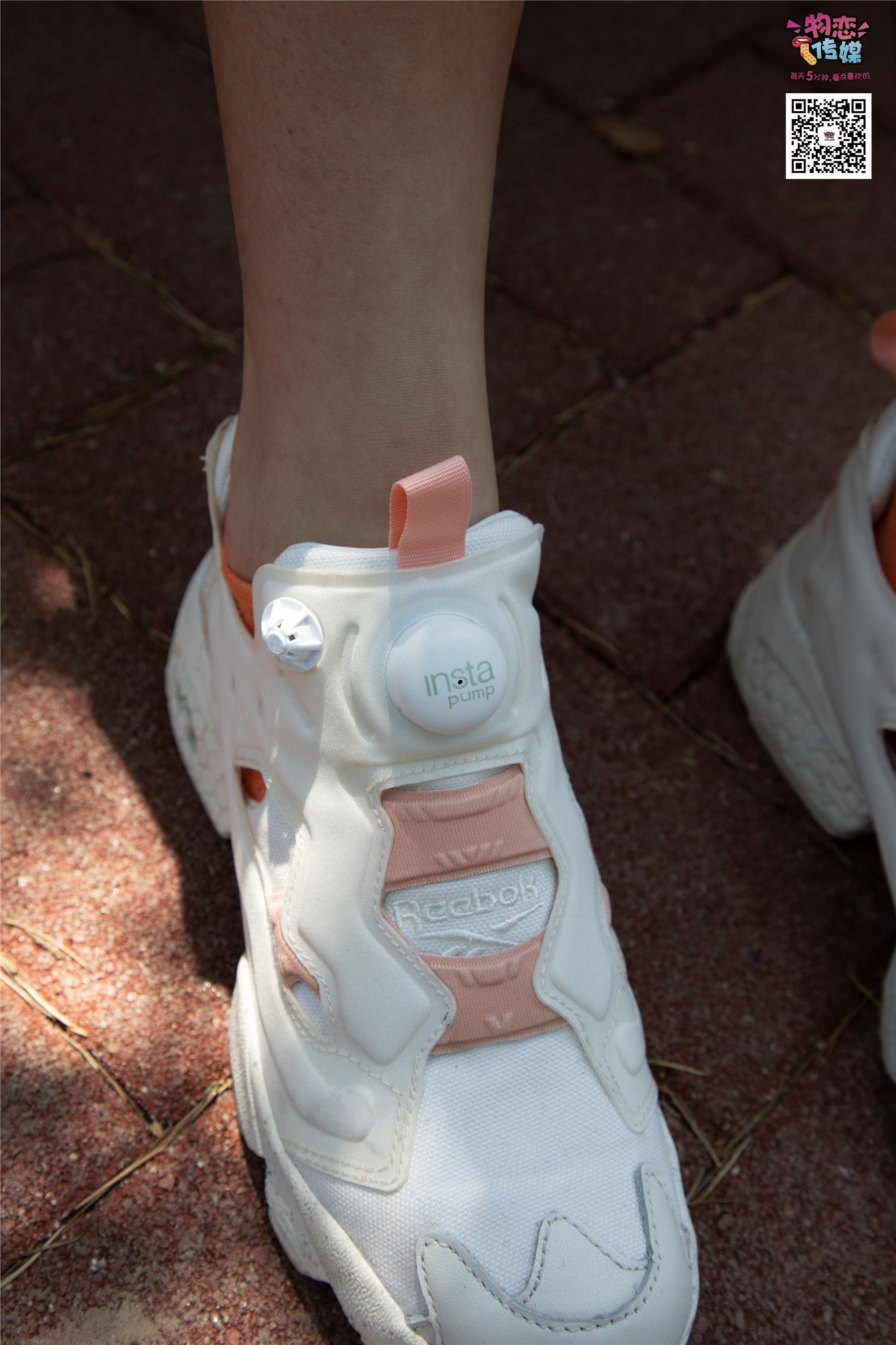 物恋传媒 No.013 气质独特的邻家小妹,粉色小棉袜加白袜哦