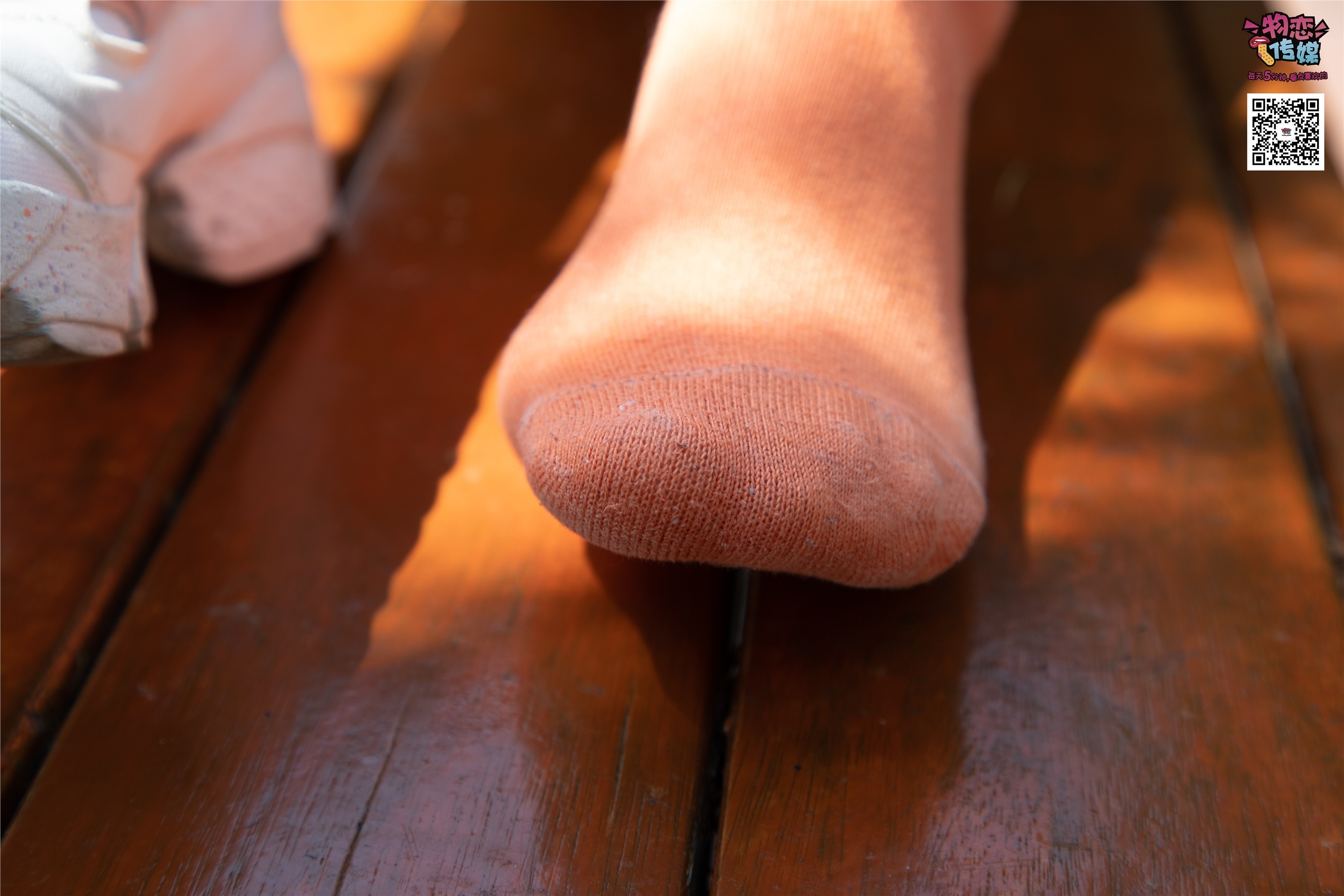 物恋传媒 No.013 气质独特的邻家小妹,粉色小棉袜加白袜哦