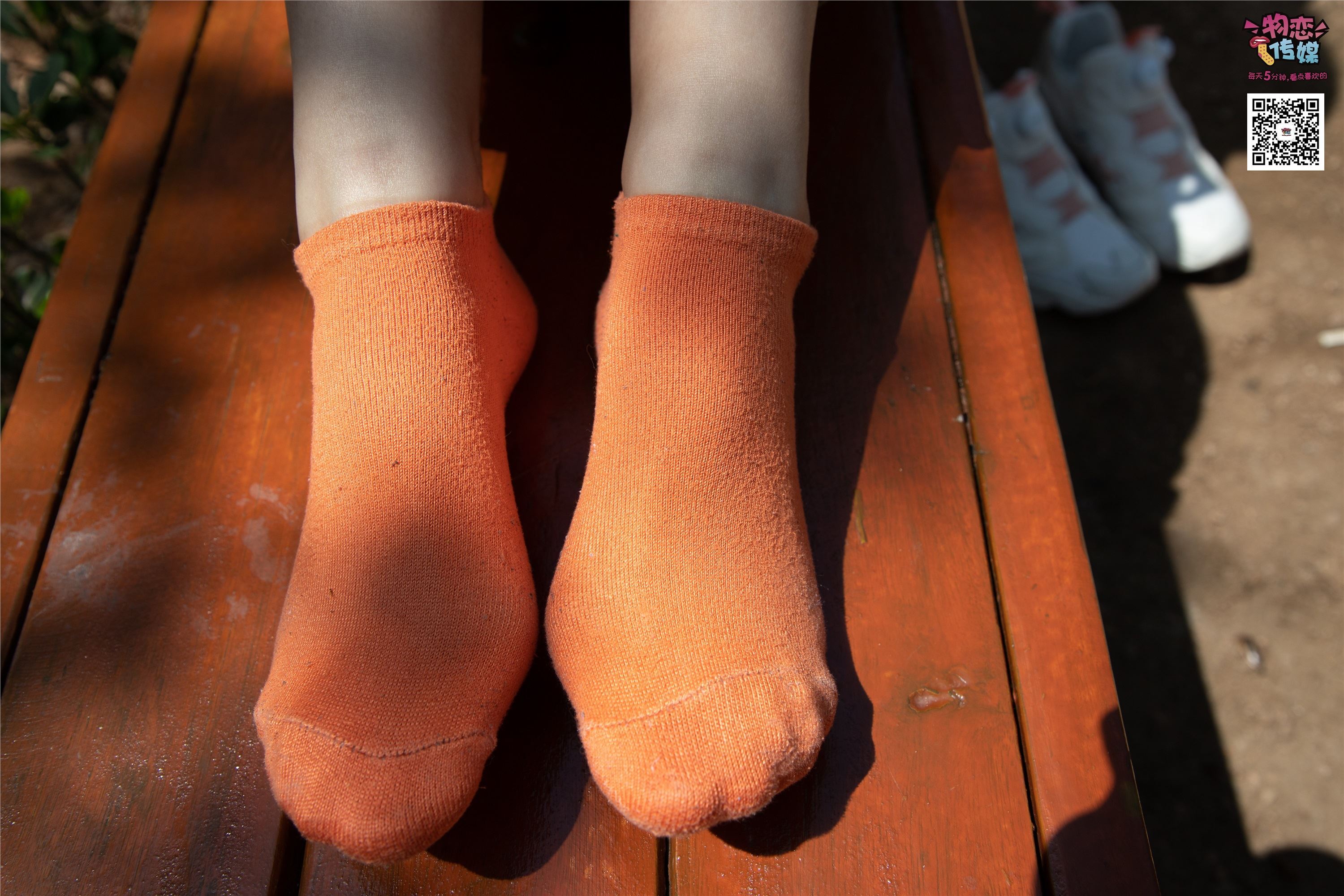 物恋传媒 No.013 气质独特的邻家小妹,粉色小棉袜加白袜哦