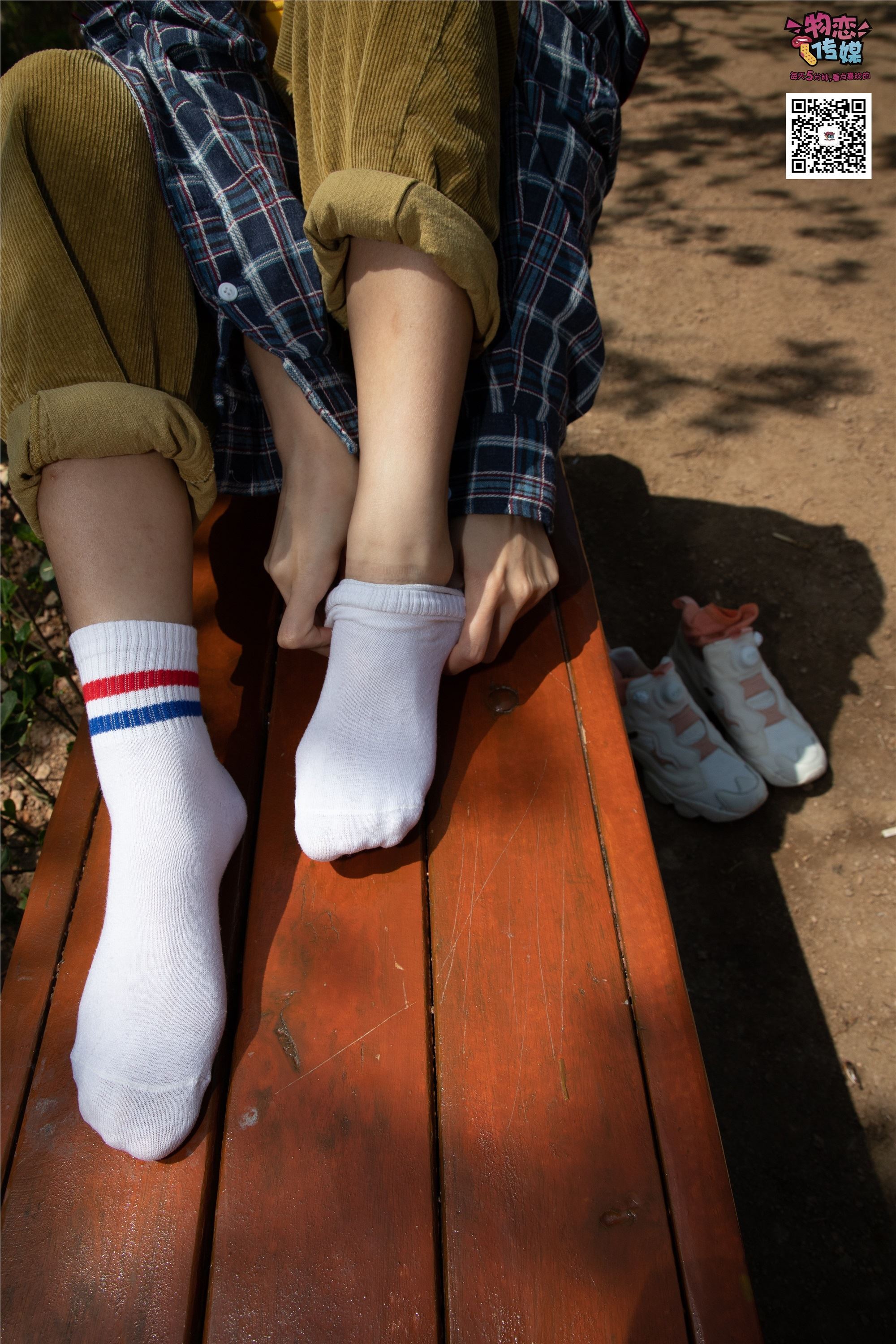 物恋传媒 No.013 气质独特的邻家小妹,粉色小棉袜加白袜哦