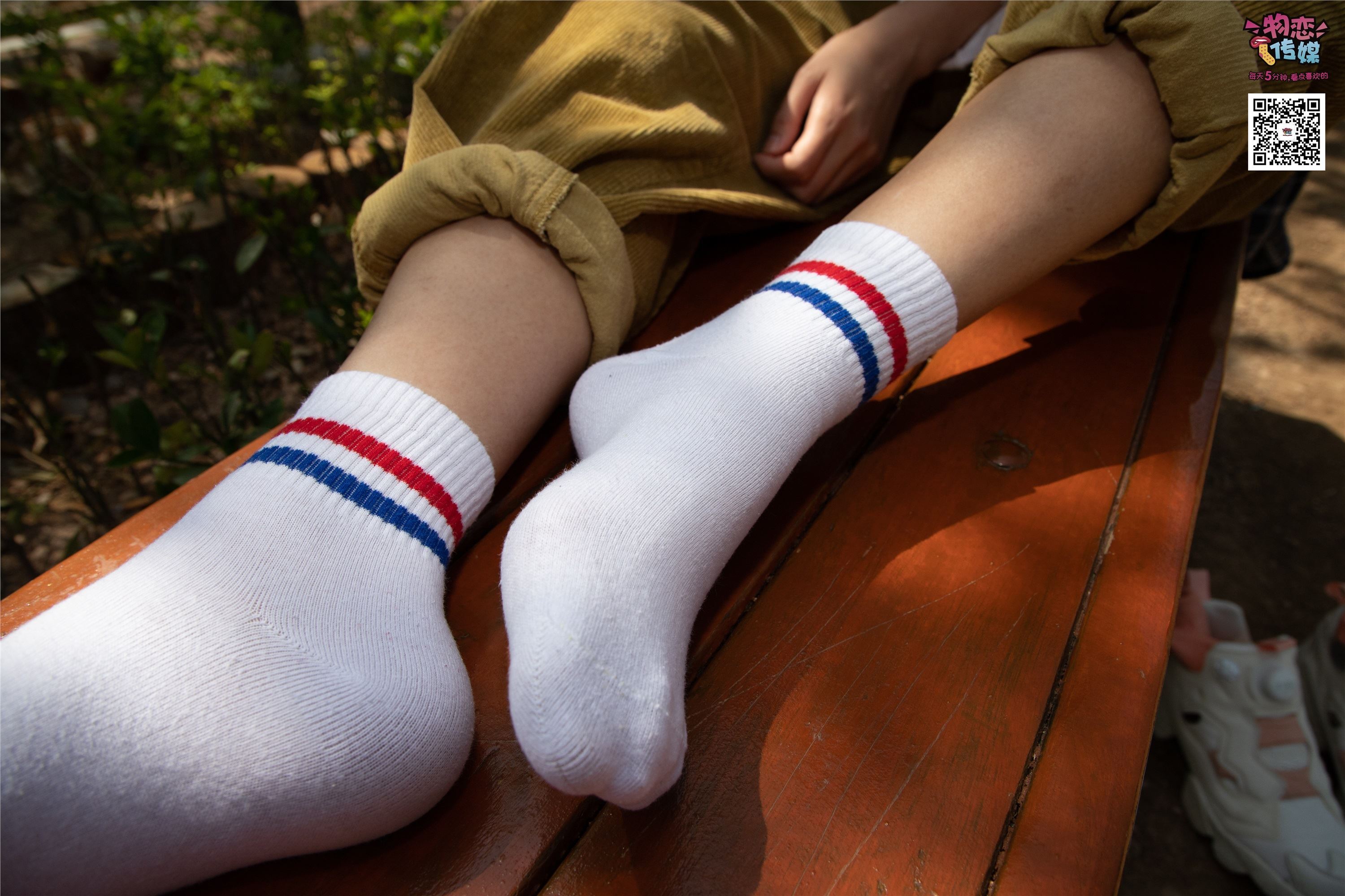 物恋传媒 No.013 气质独特的邻家小妹,粉色小棉袜加白袜哦