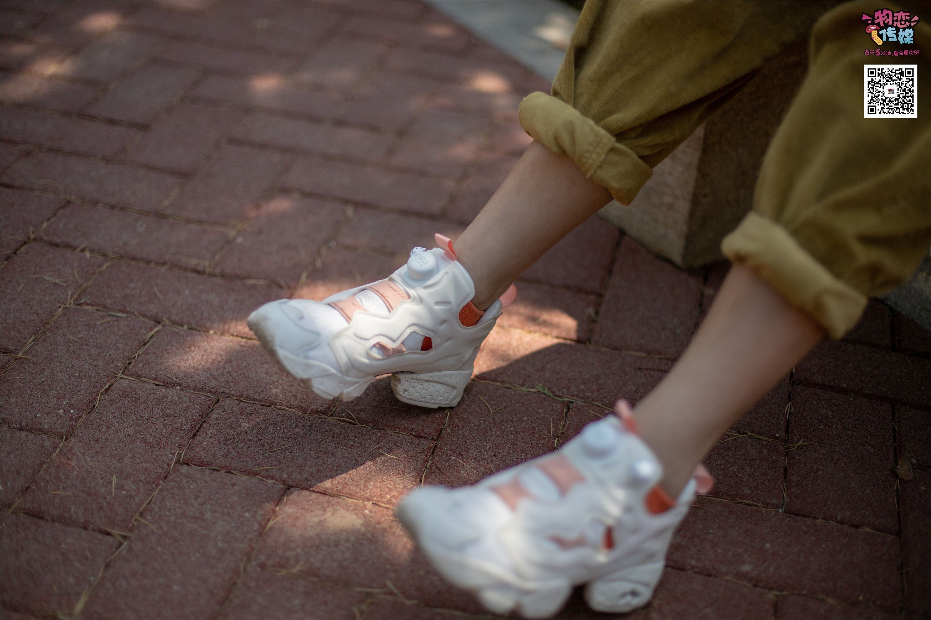 物恋传媒 No.013 气质独特的邻家小妹,粉色小棉袜加白袜哦