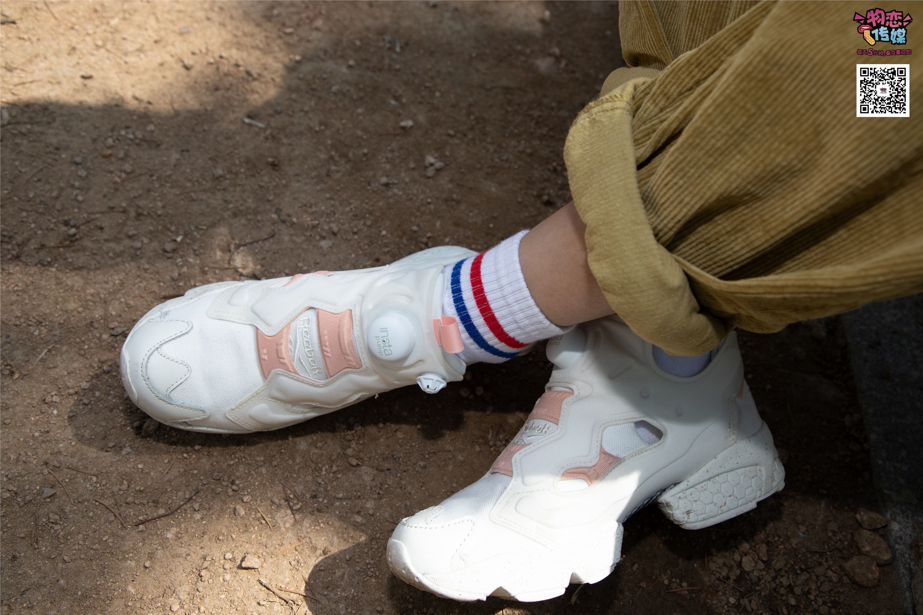 物恋传媒 No.013 气质独特的邻家小妹,粉色小棉袜加白袜哦