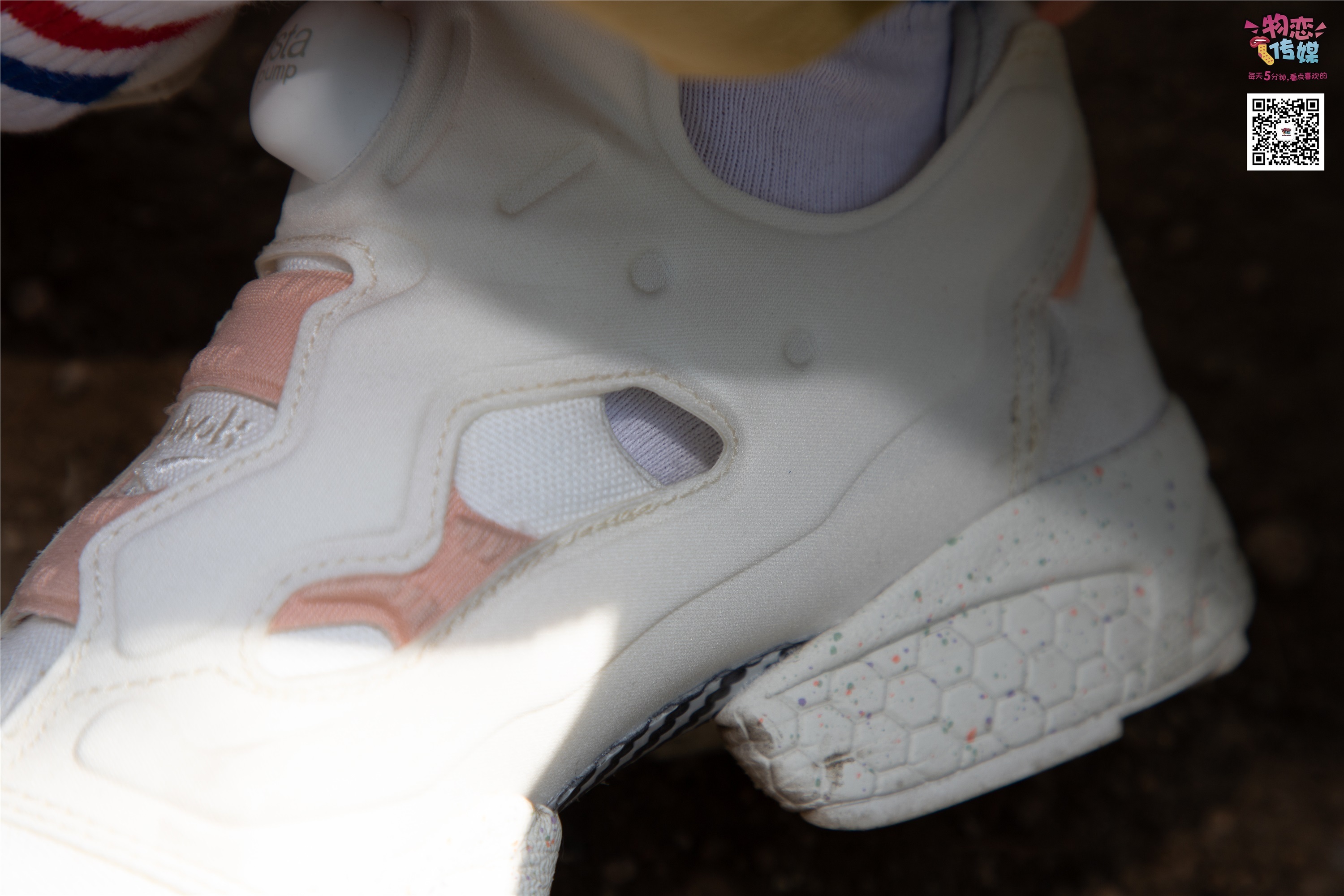 物恋传媒 No.013 气质独特的邻家小妹,粉色小棉袜加白袜哦