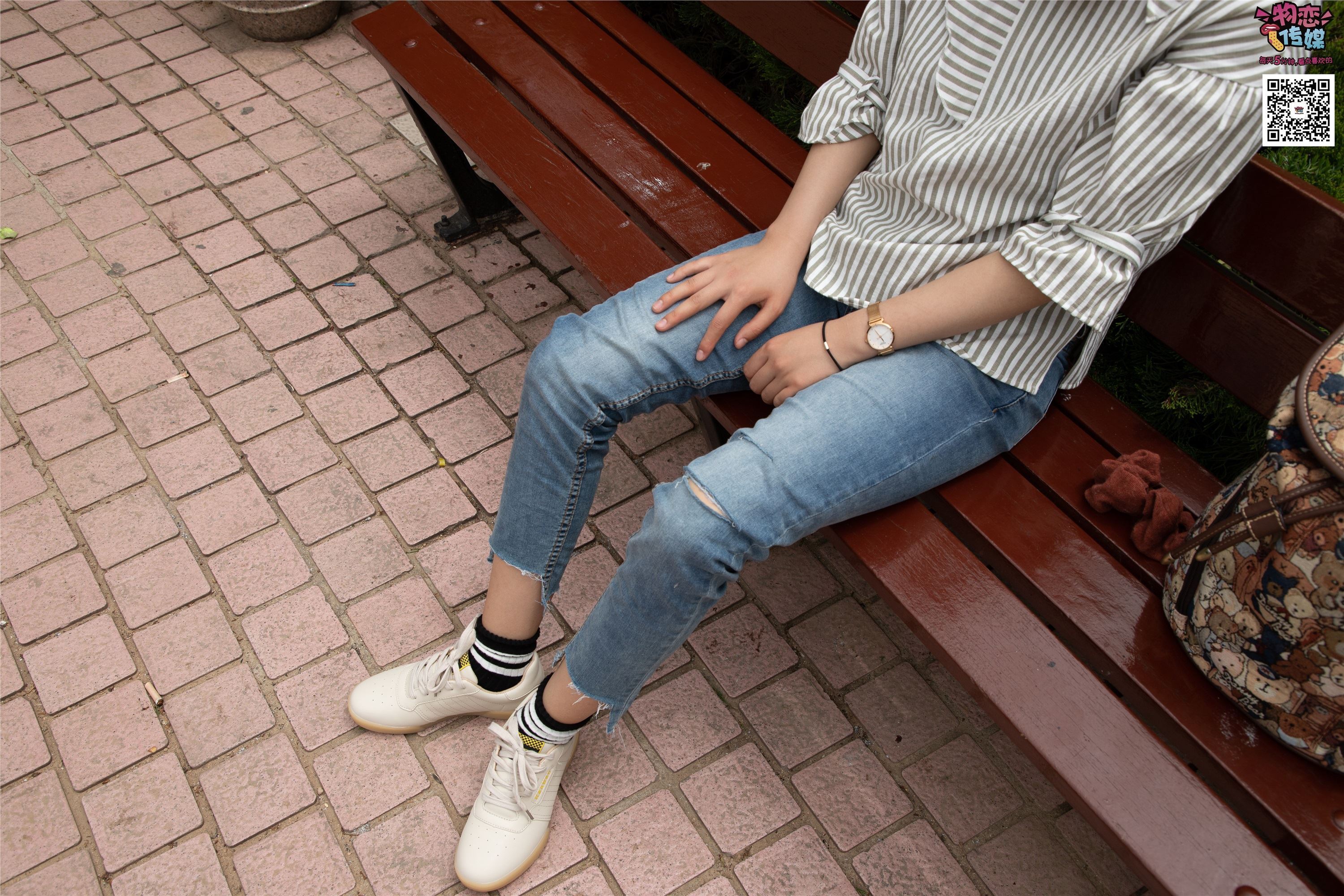 物恋传媒 No.014 高冷风格的大一小姐姐哦,小白鞋搭配粉色船袜