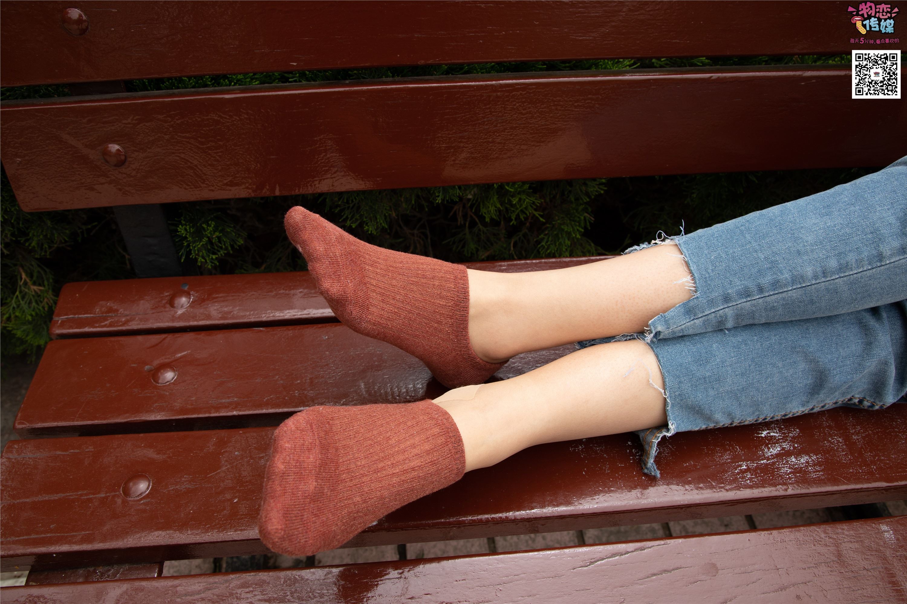 物恋传媒 No.014 高冷风格的大一小姐姐哦,小白鞋搭配粉色船袜