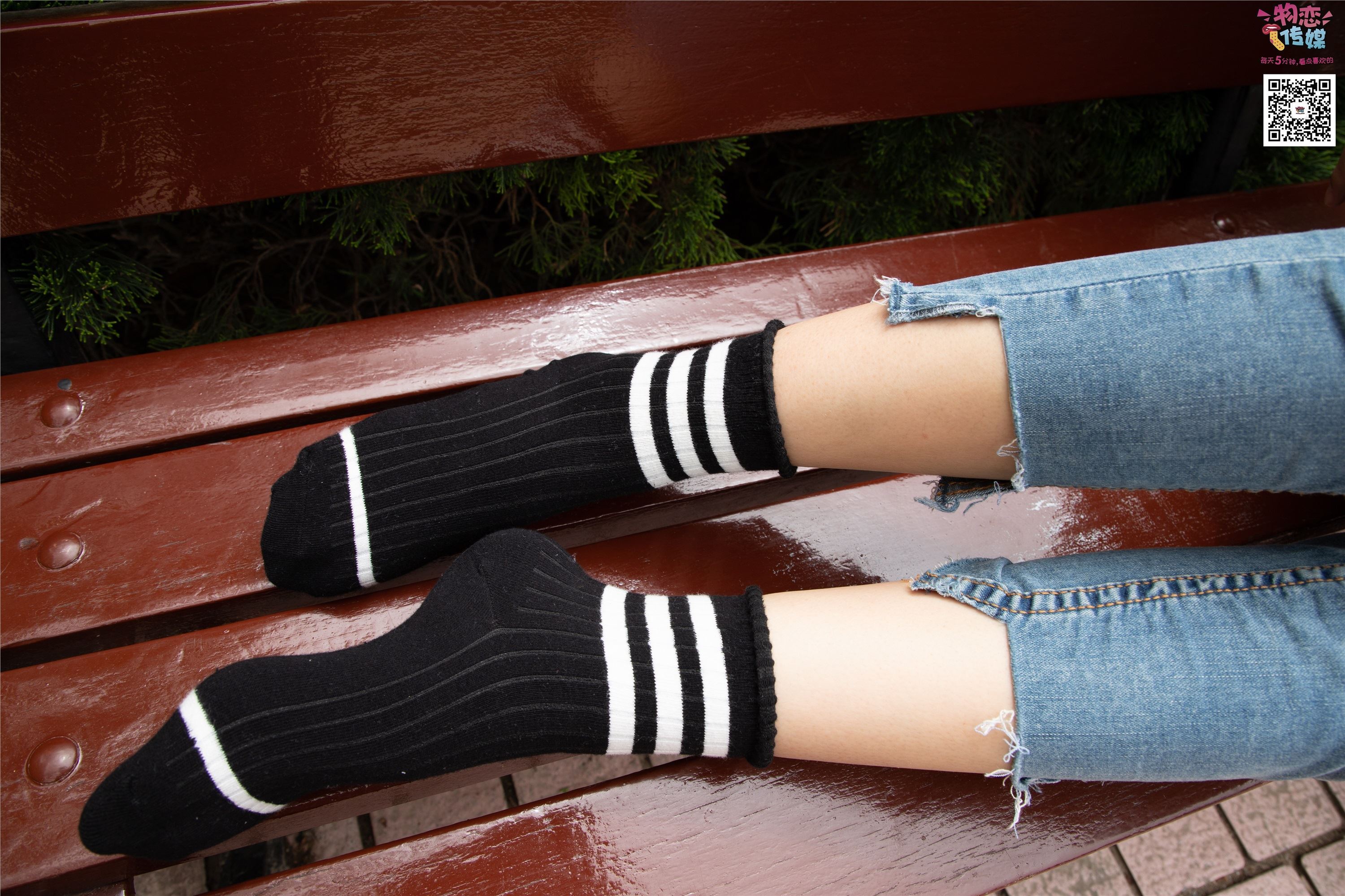 物恋传媒 No.014 高冷风格的大一小姐姐哦,小白鞋搭配粉色船袜