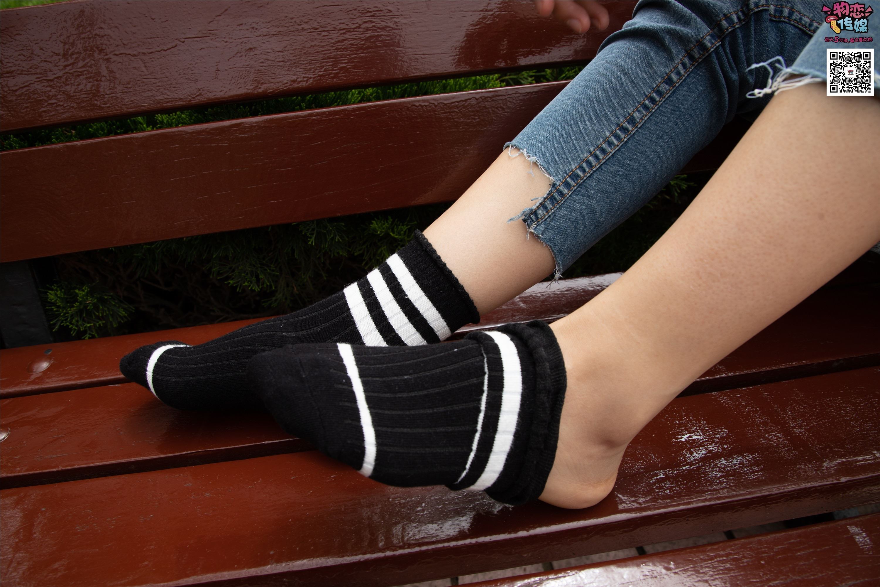 物恋传媒 No.014 高冷风格的大一小姐姐哦,小白鞋搭配粉色船袜