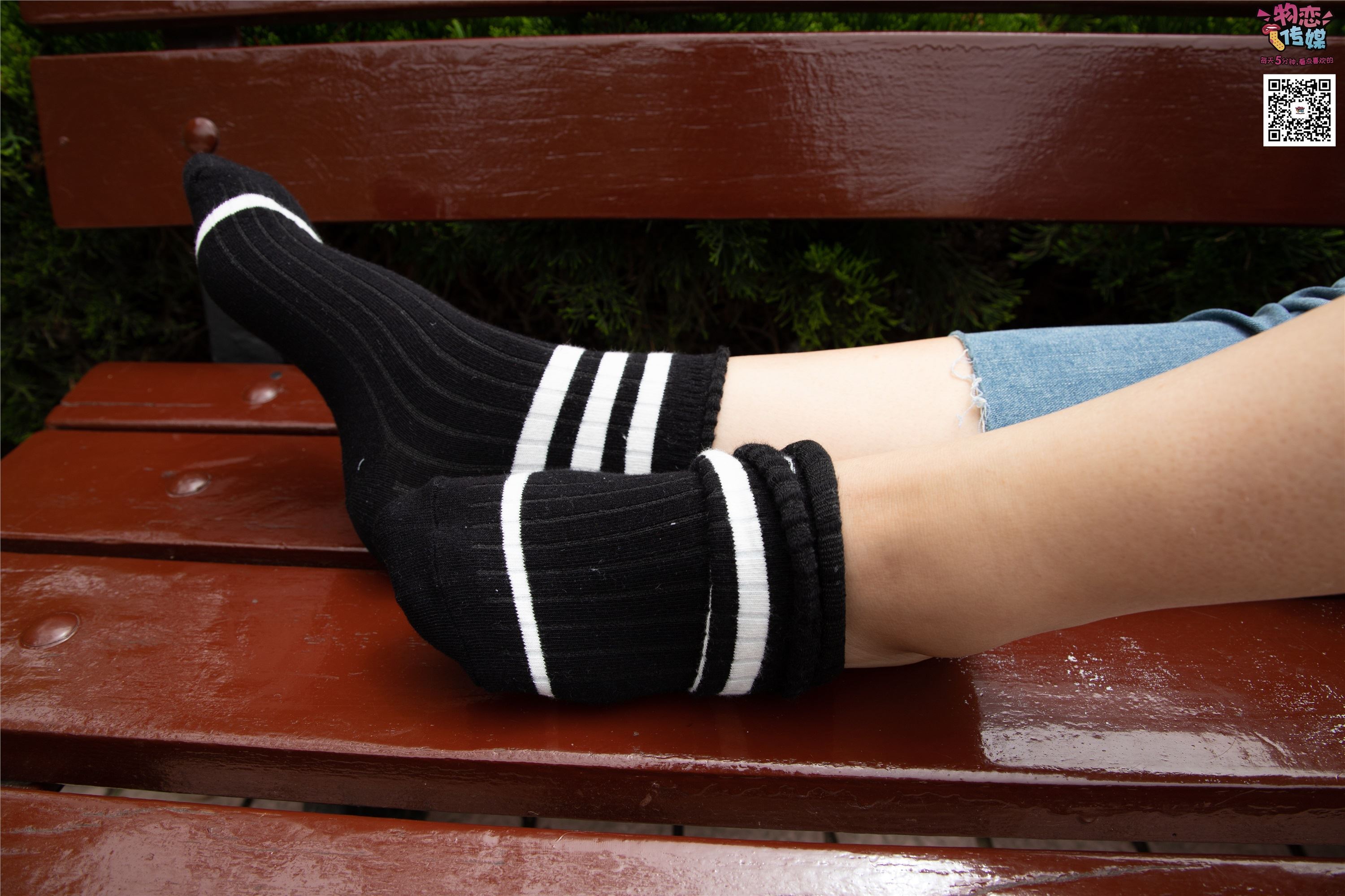 物恋传媒 No.014 高冷风格的大一小姐姐哦,小白鞋搭配粉色船袜