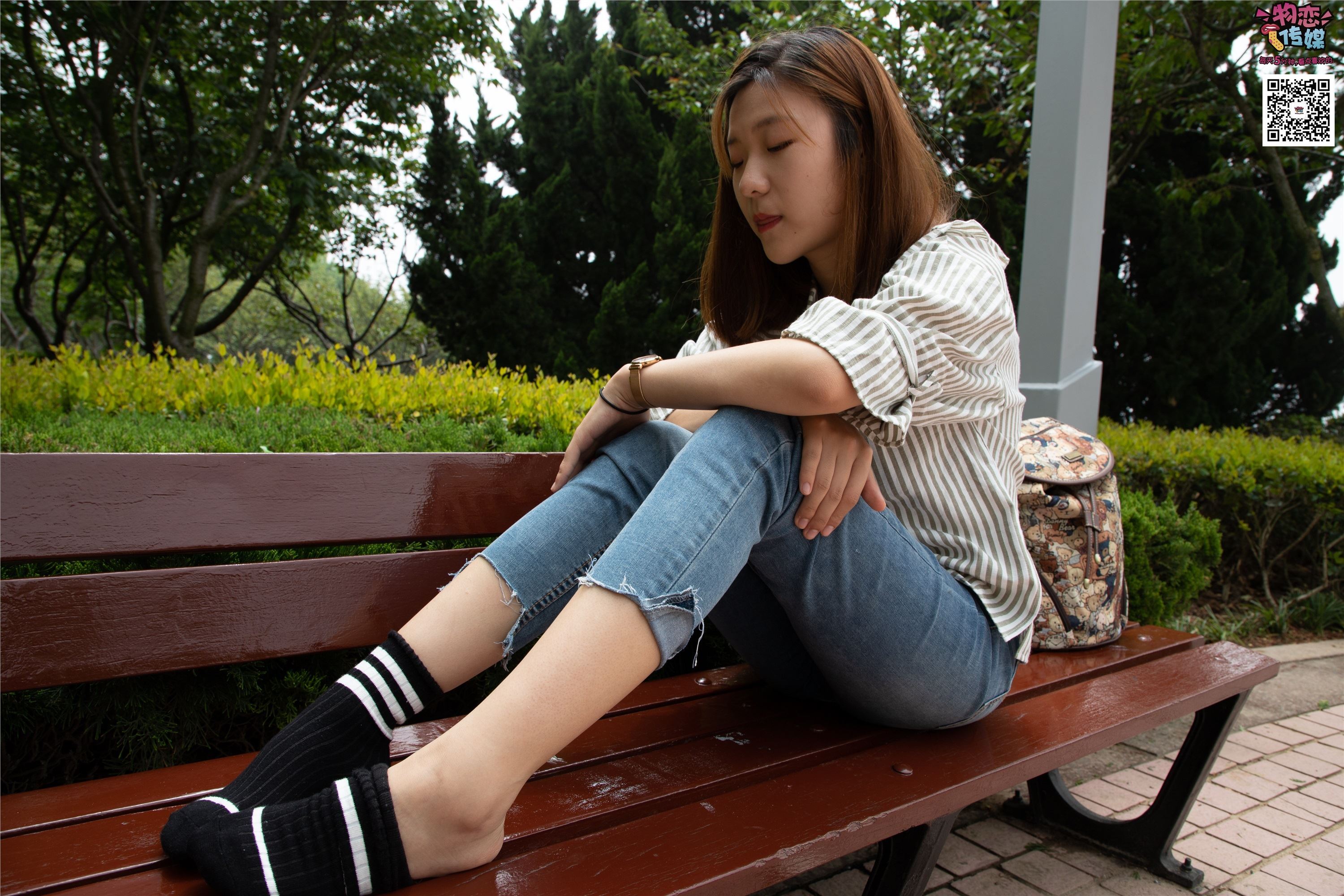 物恋传媒 No.014 高冷风格的大一小姐姐哦,小白鞋搭配粉色船袜