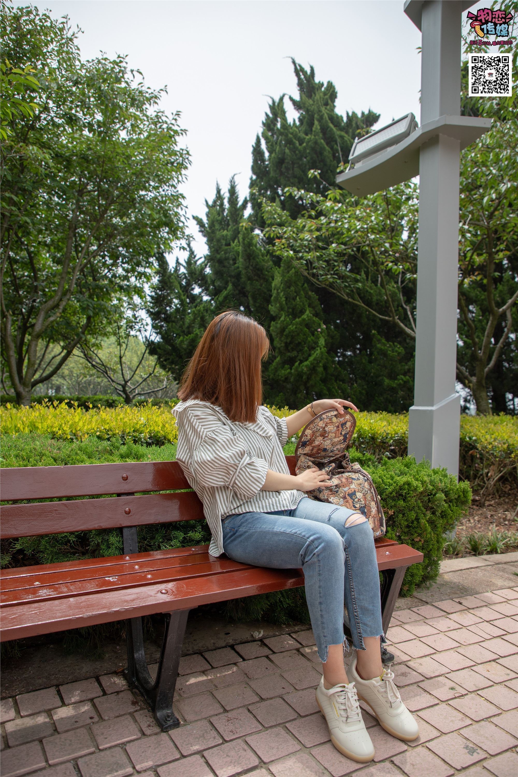 物恋传媒 No.014 高冷风格的大一小姐姐哦,小白鞋搭配粉色船袜