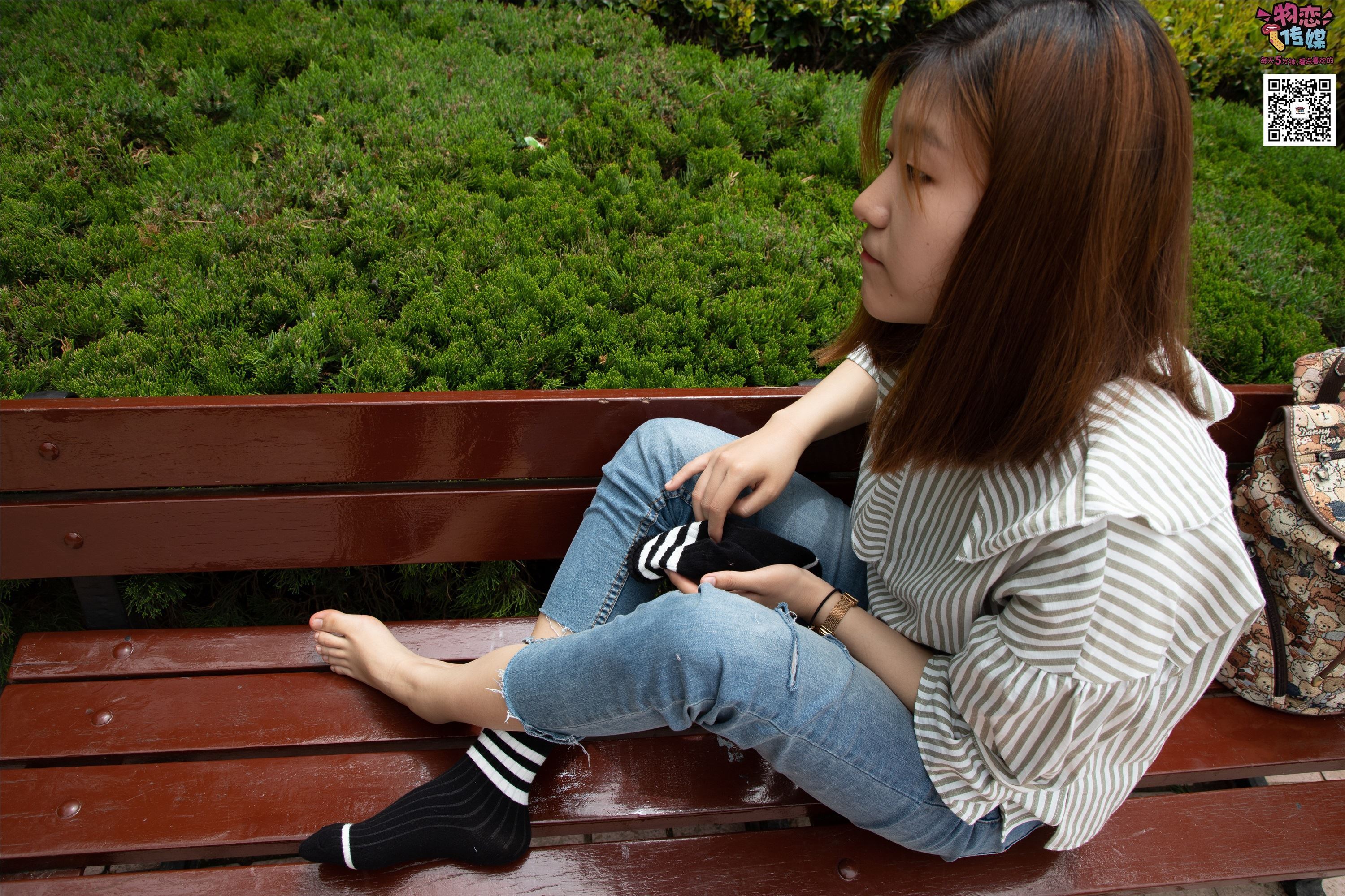 物恋传媒 No.014 高冷风格的大一小姐姐哦,小白鞋搭配粉色船袜