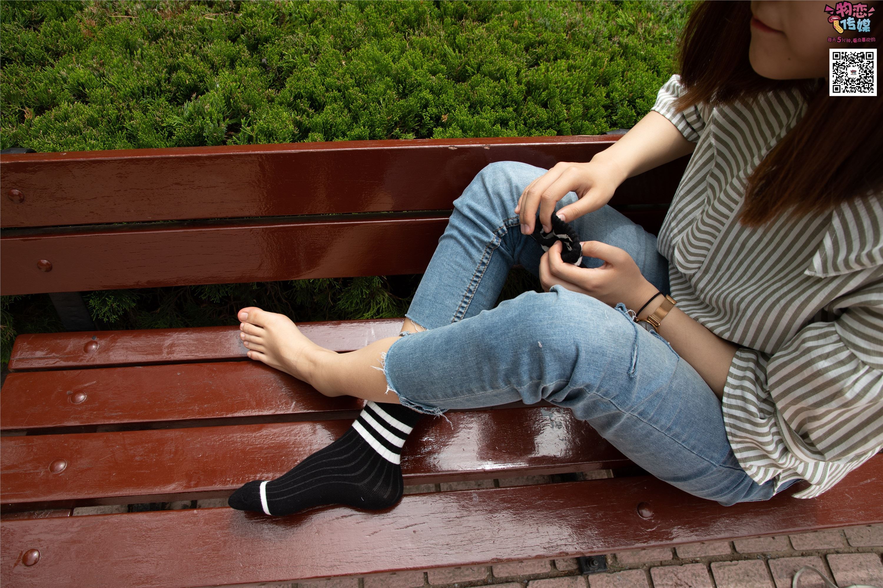 物恋传媒 No.014 高冷风格的大一小姐姐哦,小白鞋搭配粉色船袜