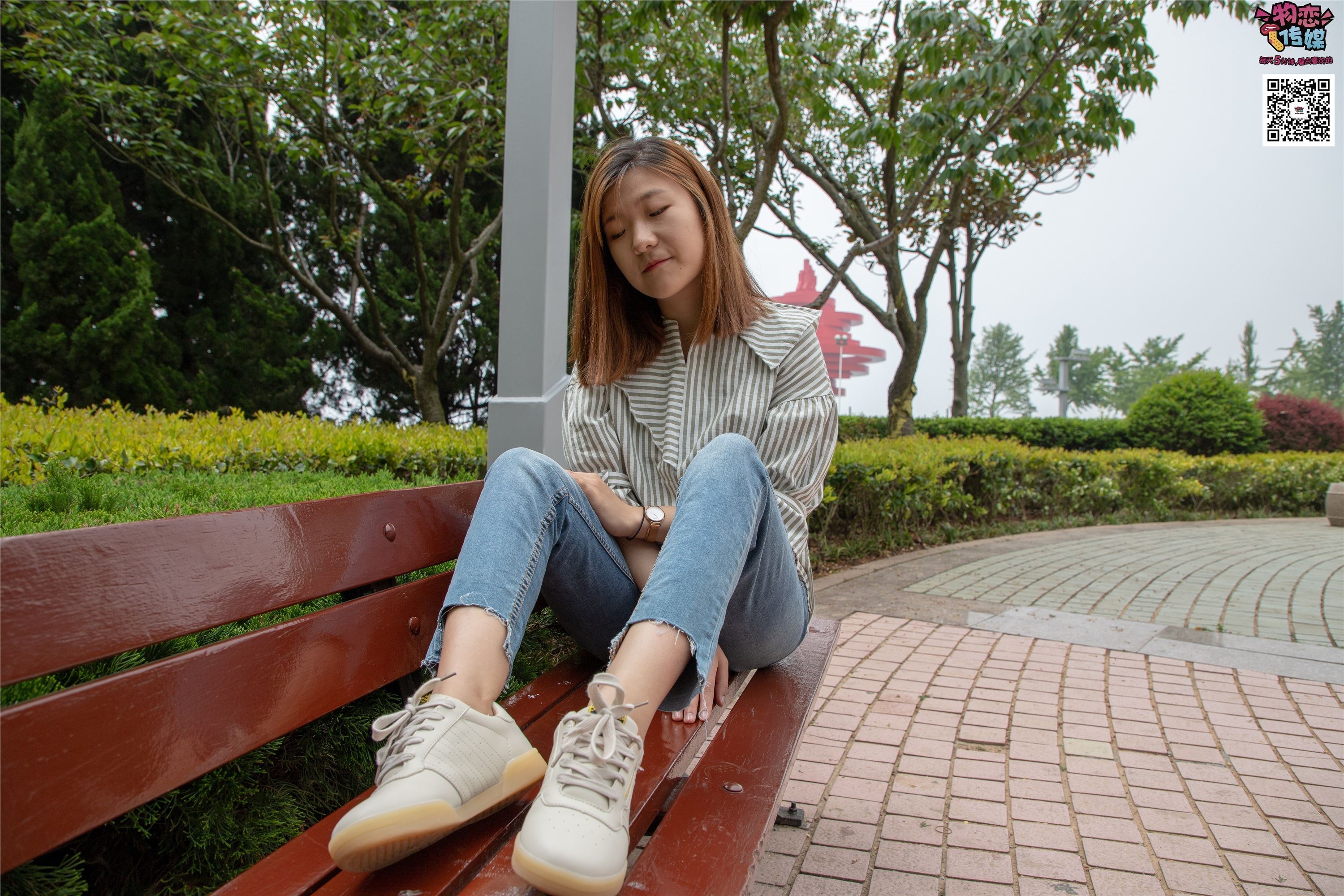 物恋传媒 No.014 高冷风格的大一小姐姐哦,小白鞋搭配粉色船袜