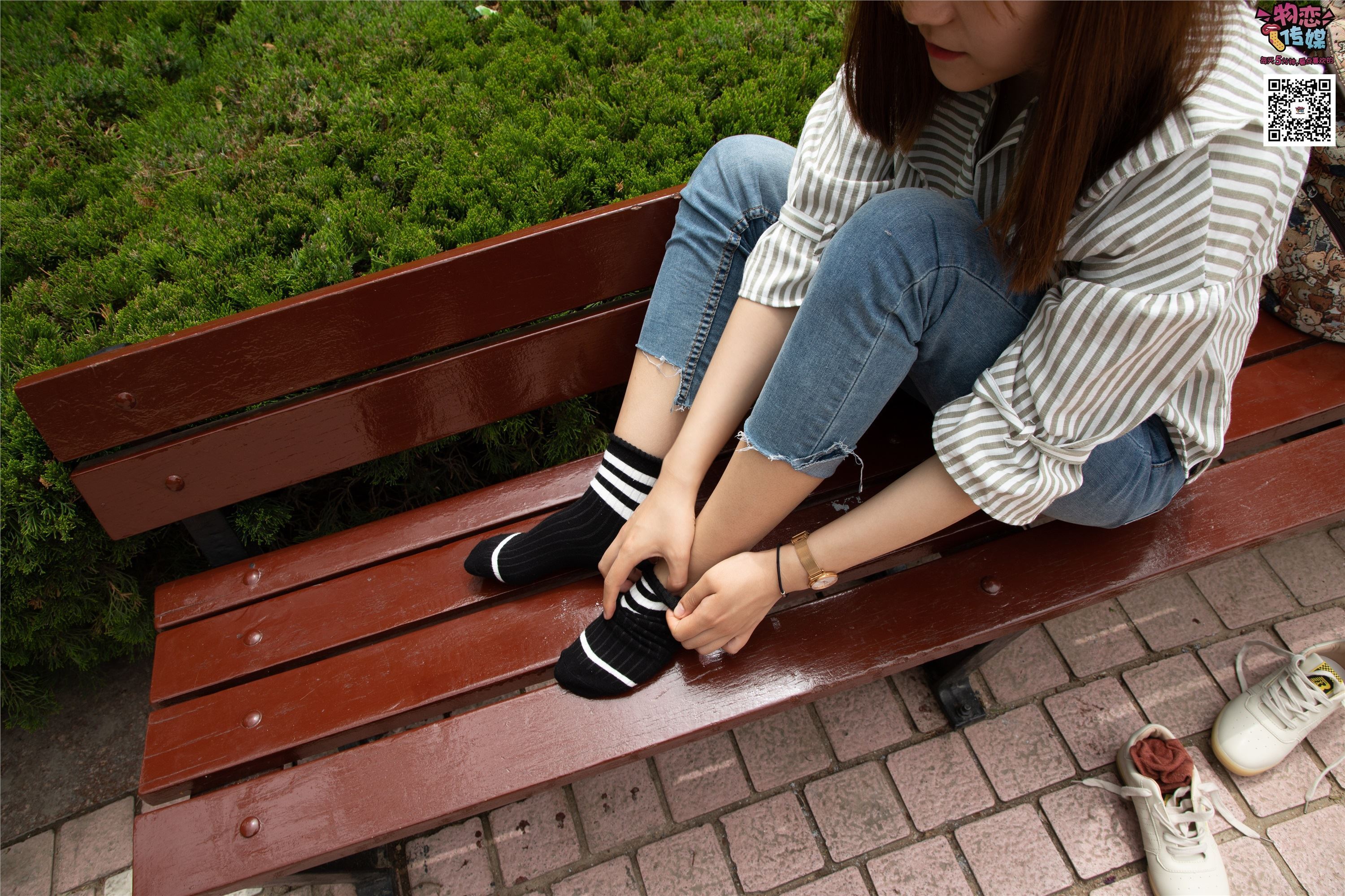 物恋传媒 No.014 高冷风格的大一小姐姐哦,小白鞋搭配粉色船袜