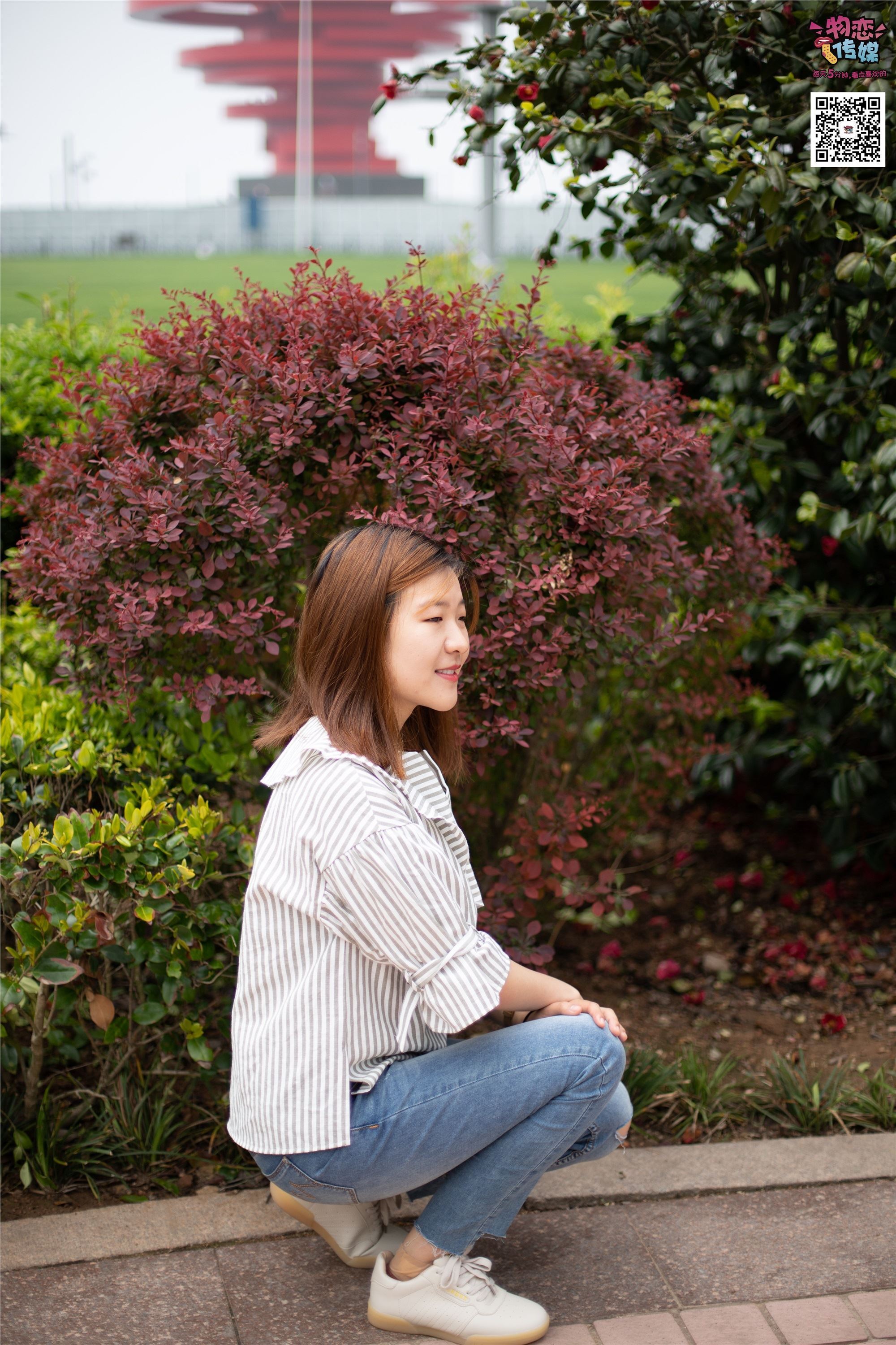 物恋传媒 No.014 高冷风格的大一小姐姐哦,小白鞋搭配粉色船袜