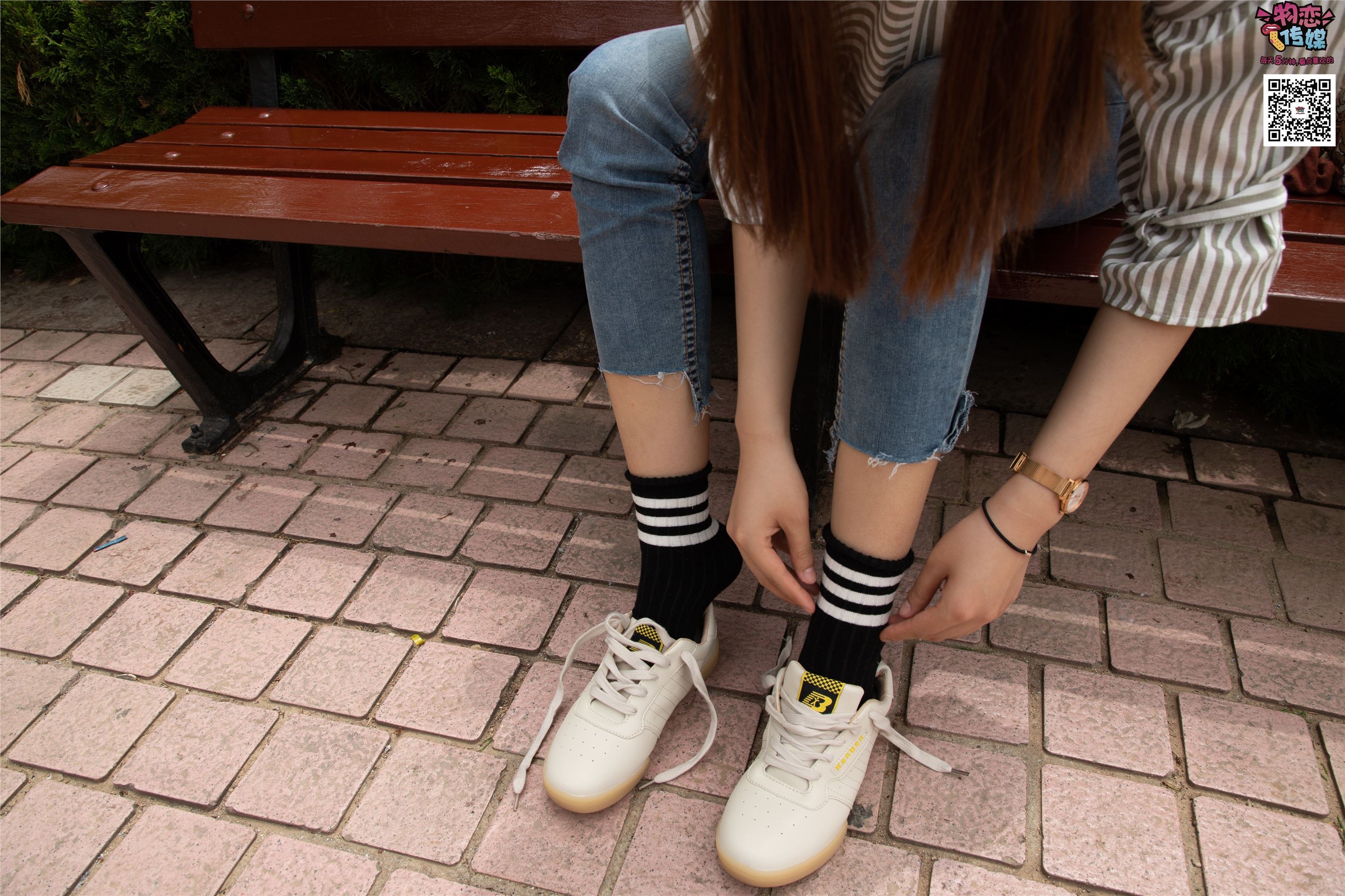 物恋传媒 No.014 高冷风格的大一小姐姐哦,小白鞋搭配粉色船袜