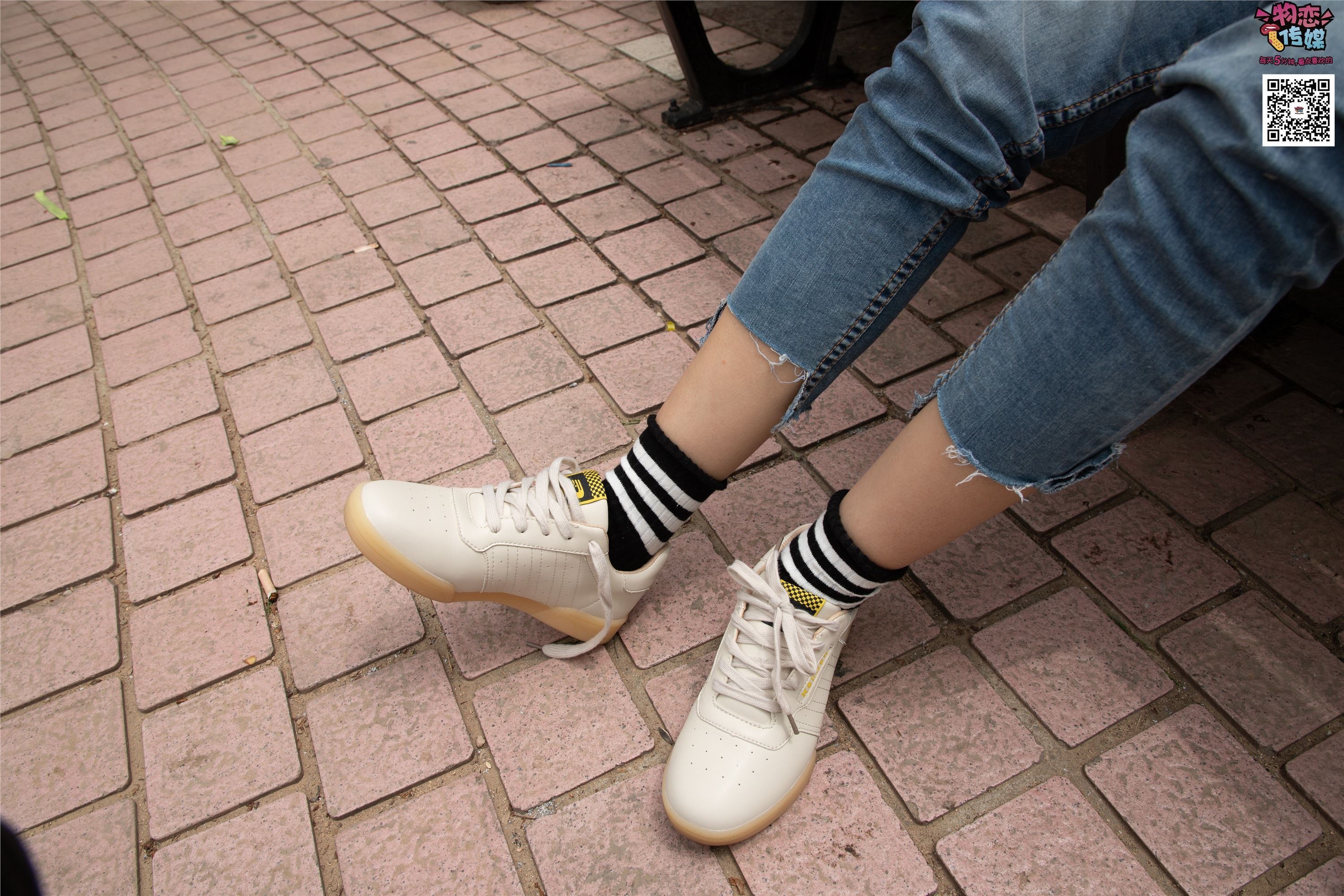 物恋传媒 No.014 高冷风格的大一小姐姐哦,小白鞋搭配粉色船袜