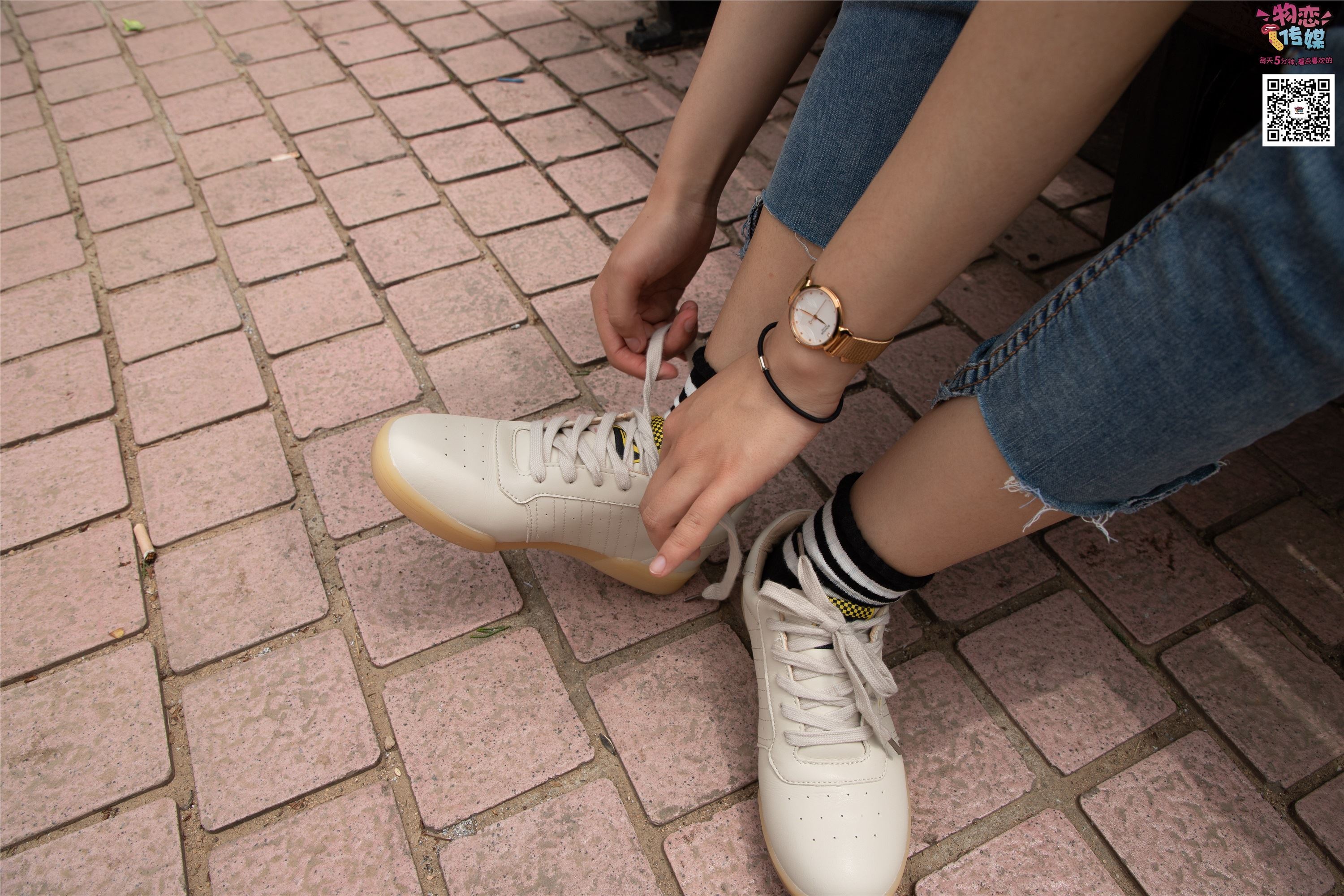 物恋传媒 No.014 高冷风格的大一小姐姐哦,小白鞋搭配粉色船袜