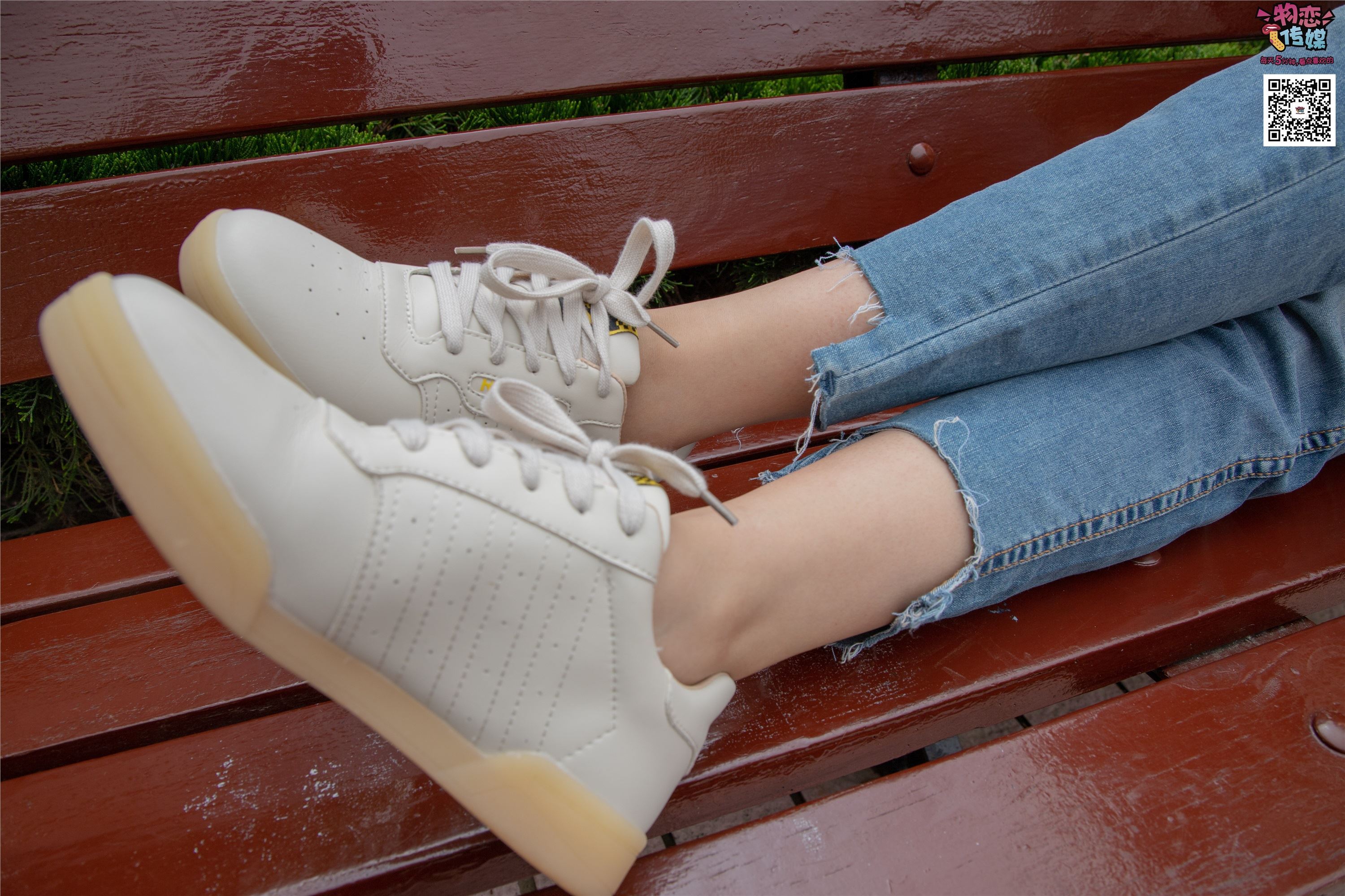物恋传媒 No.014 高冷风格的大一小姐姐哦,小白鞋搭配粉色船袜