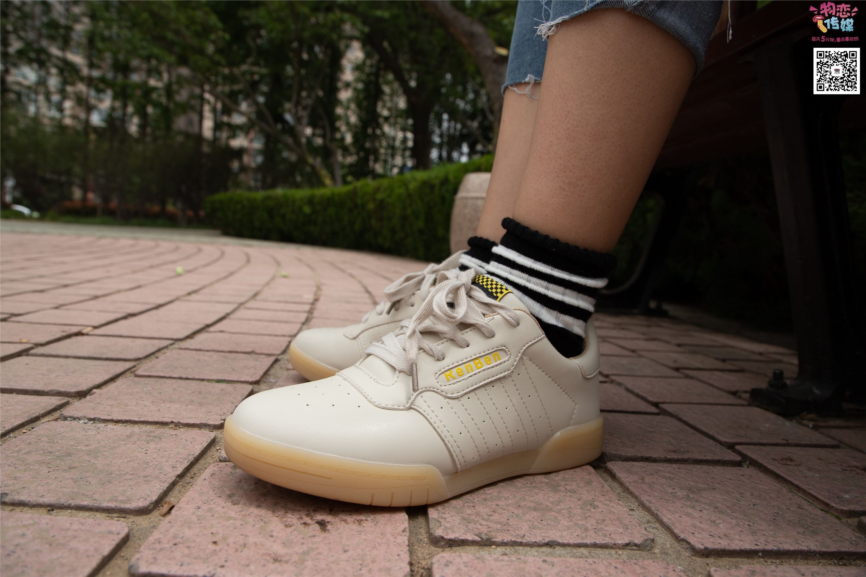 物恋传媒 No.014 高冷风格的大一小姐姐哦,小白鞋搭配粉色船袜