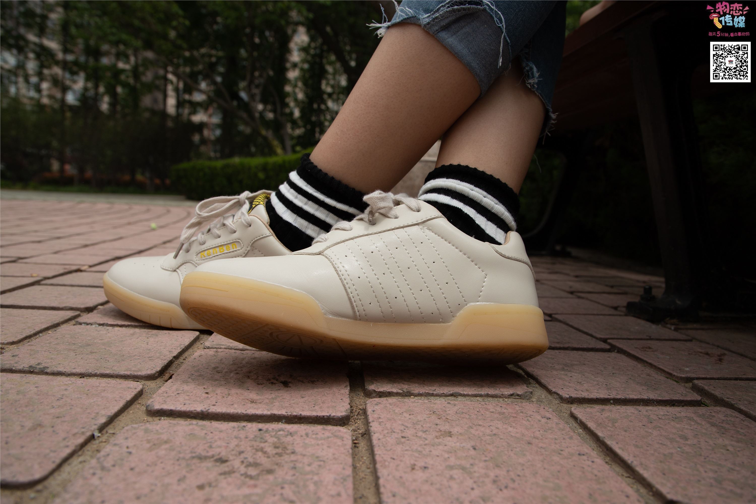 物恋传媒 No.014 高冷风格的大一小姐姐哦,小白鞋搭配粉色船袜