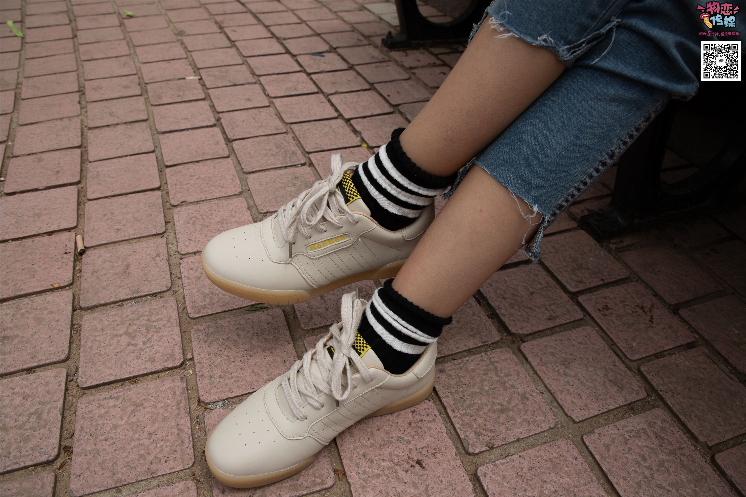 物恋传媒 No.014 高冷风格的大一小姐姐哦,小白鞋搭配粉色船袜