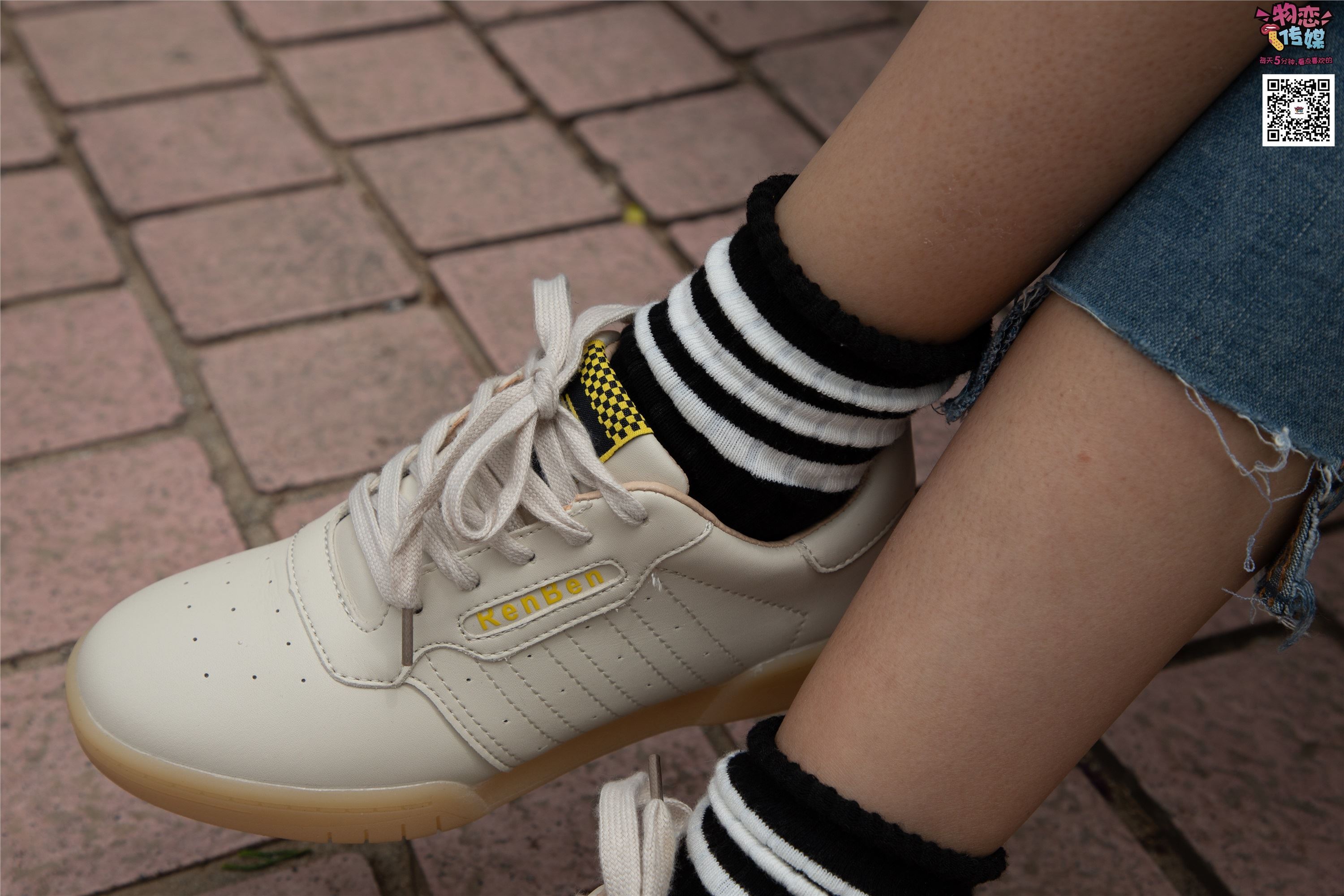 物恋传媒 No.014 高冷风格的大一小姐姐哦,小白鞋搭配粉色船袜