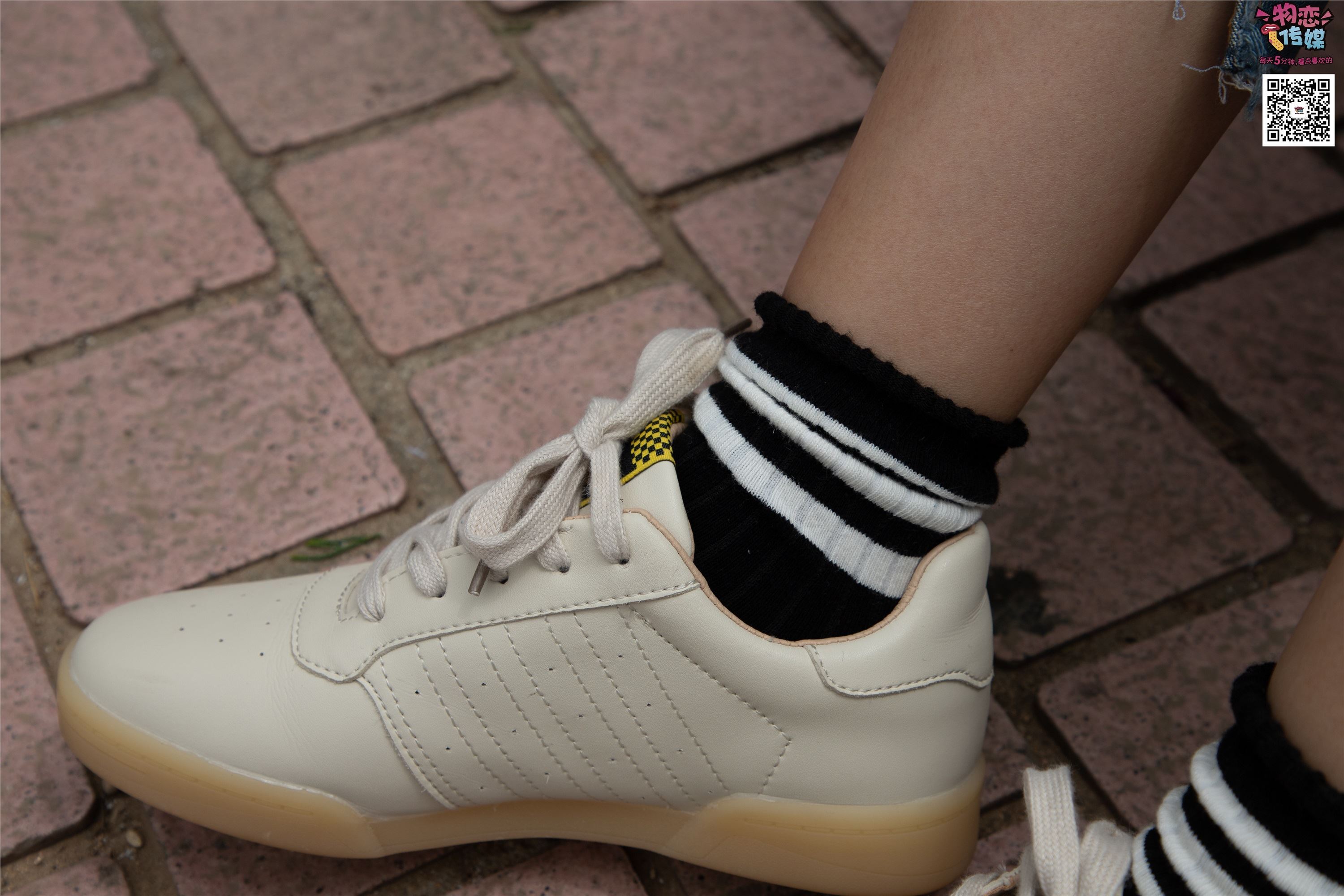 物恋传媒 No.014 高冷风格的大一小姐姐哦,小白鞋搭配粉色船袜