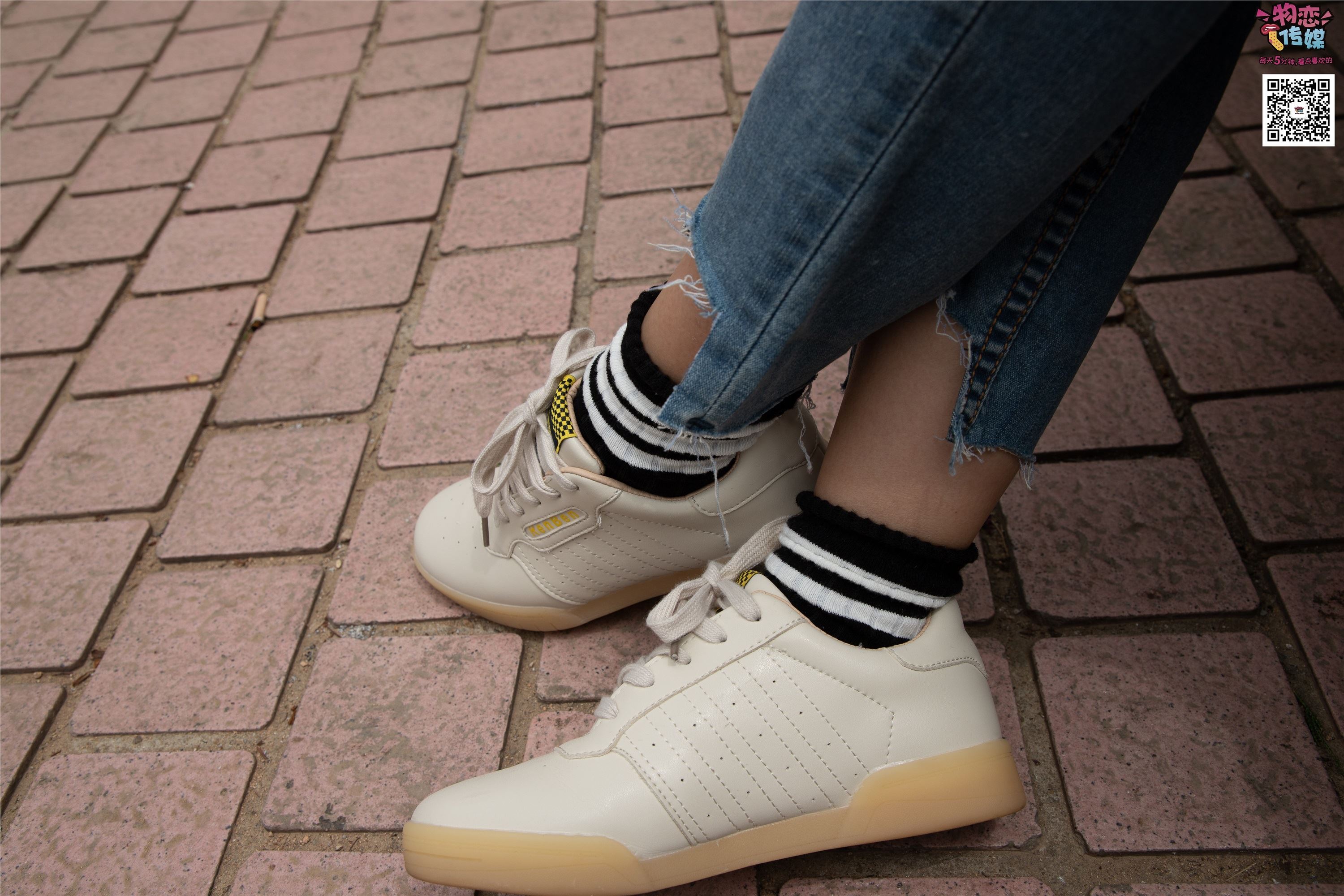 物恋传媒 No.014 高冷风格的大一小姐姐哦,小白鞋搭配粉色船袜