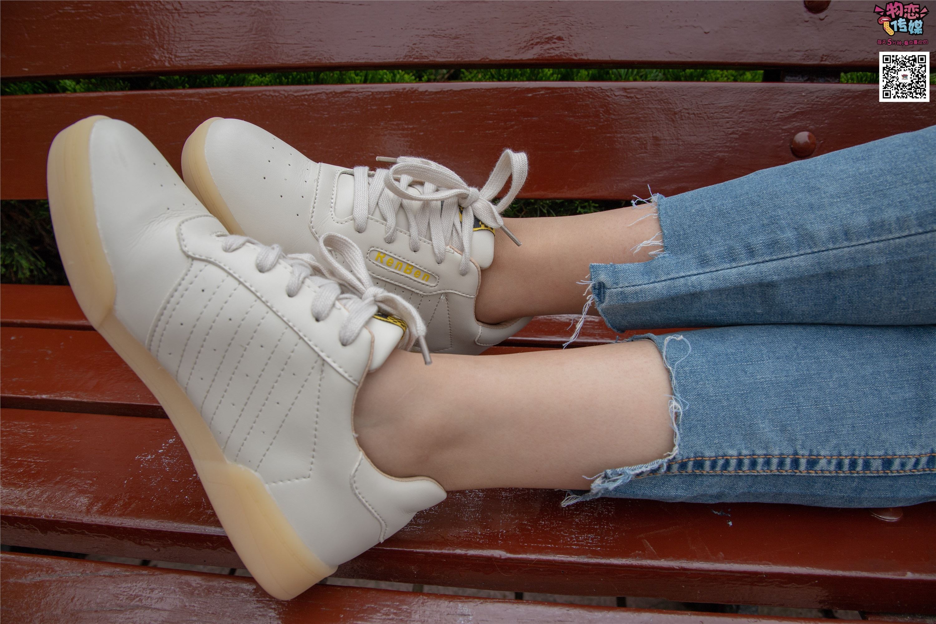 物恋传媒 No.014 高冷风格的大一小姐姐哦,小白鞋搭配粉色船袜