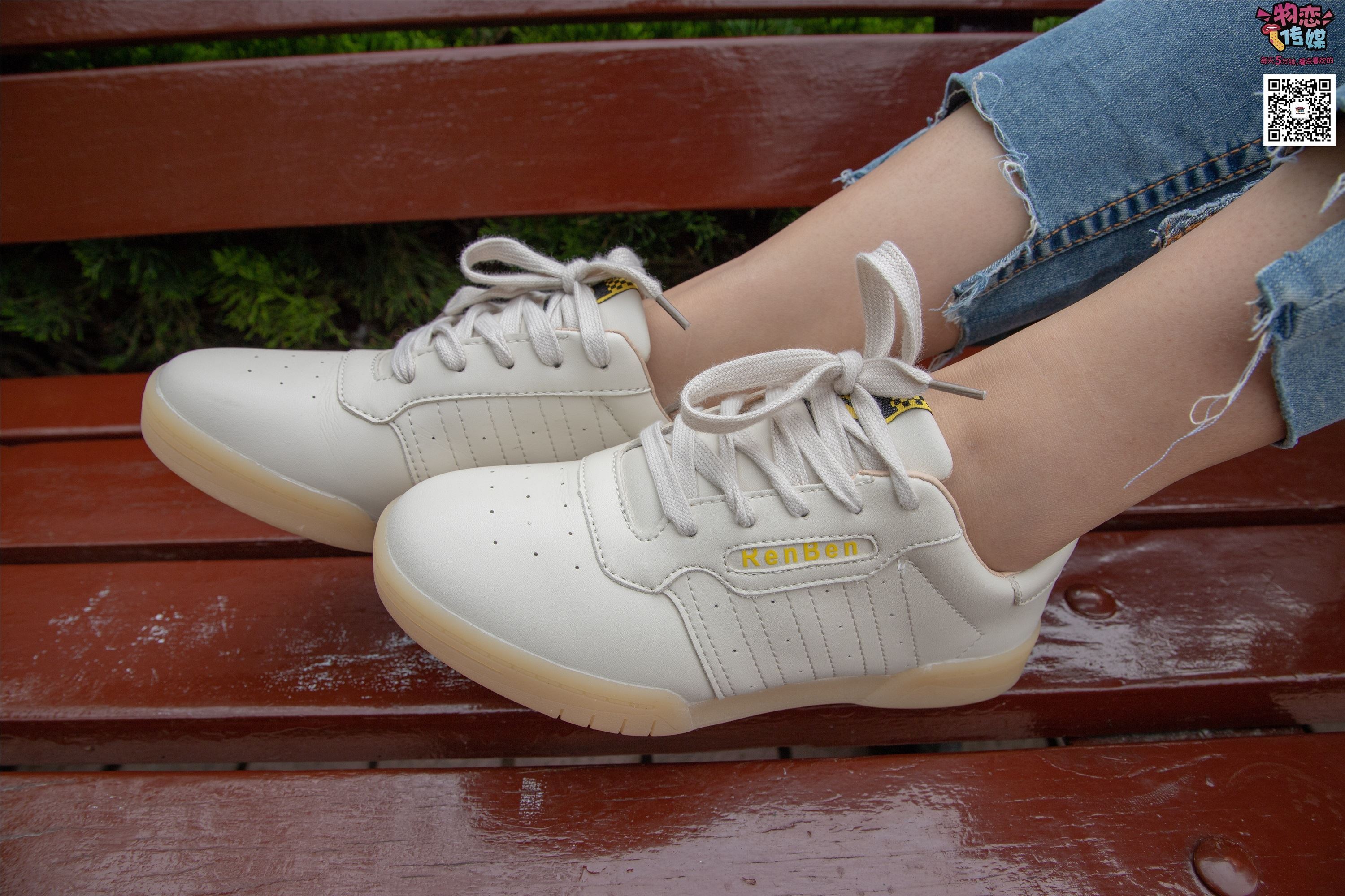 物恋传媒 No.014 高冷风格的大一小姐姐哦,小白鞋搭配粉色船袜