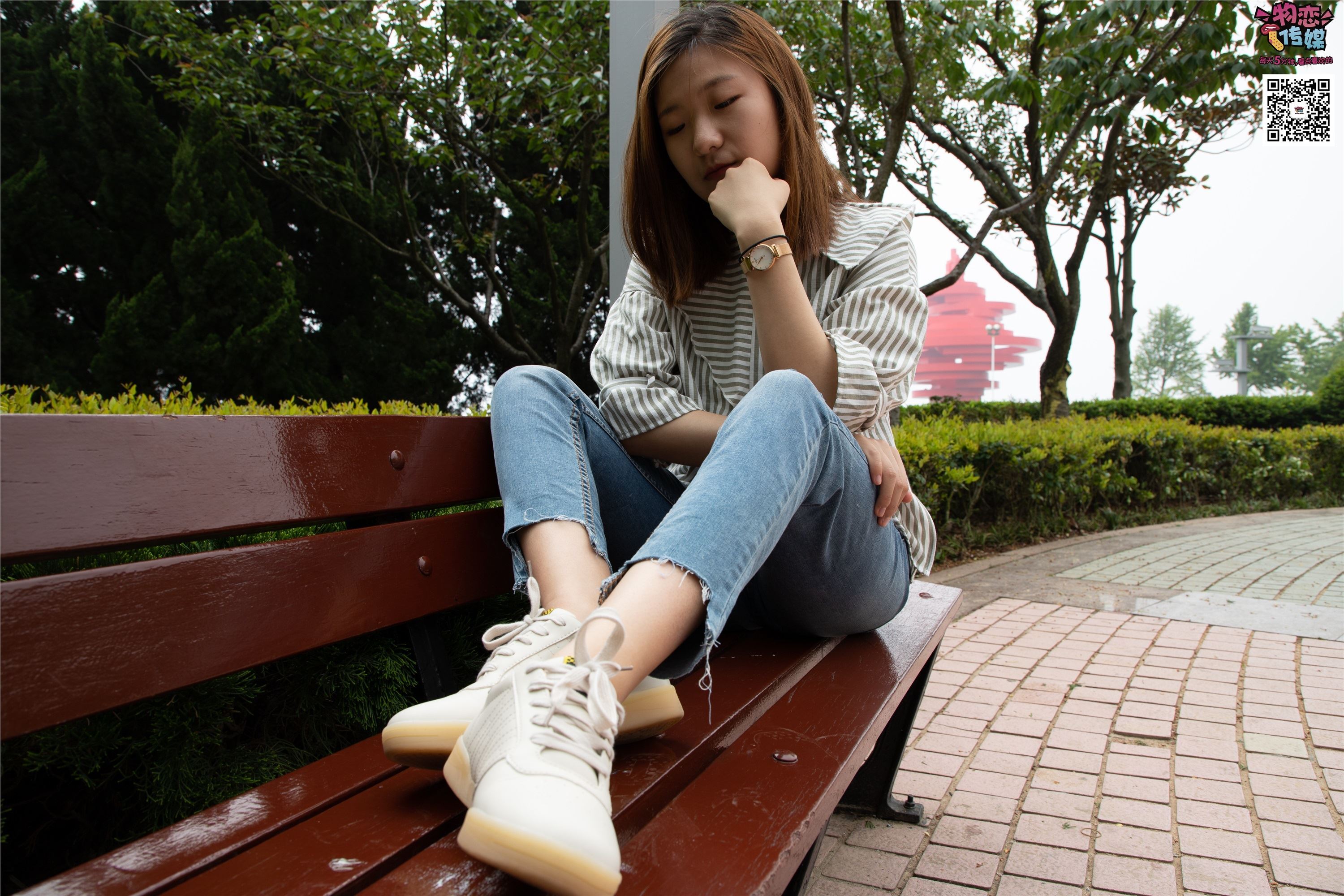 物恋传媒 No.014 高冷风格的大一小姐姐哦,小白鞋搭配粉色船袜