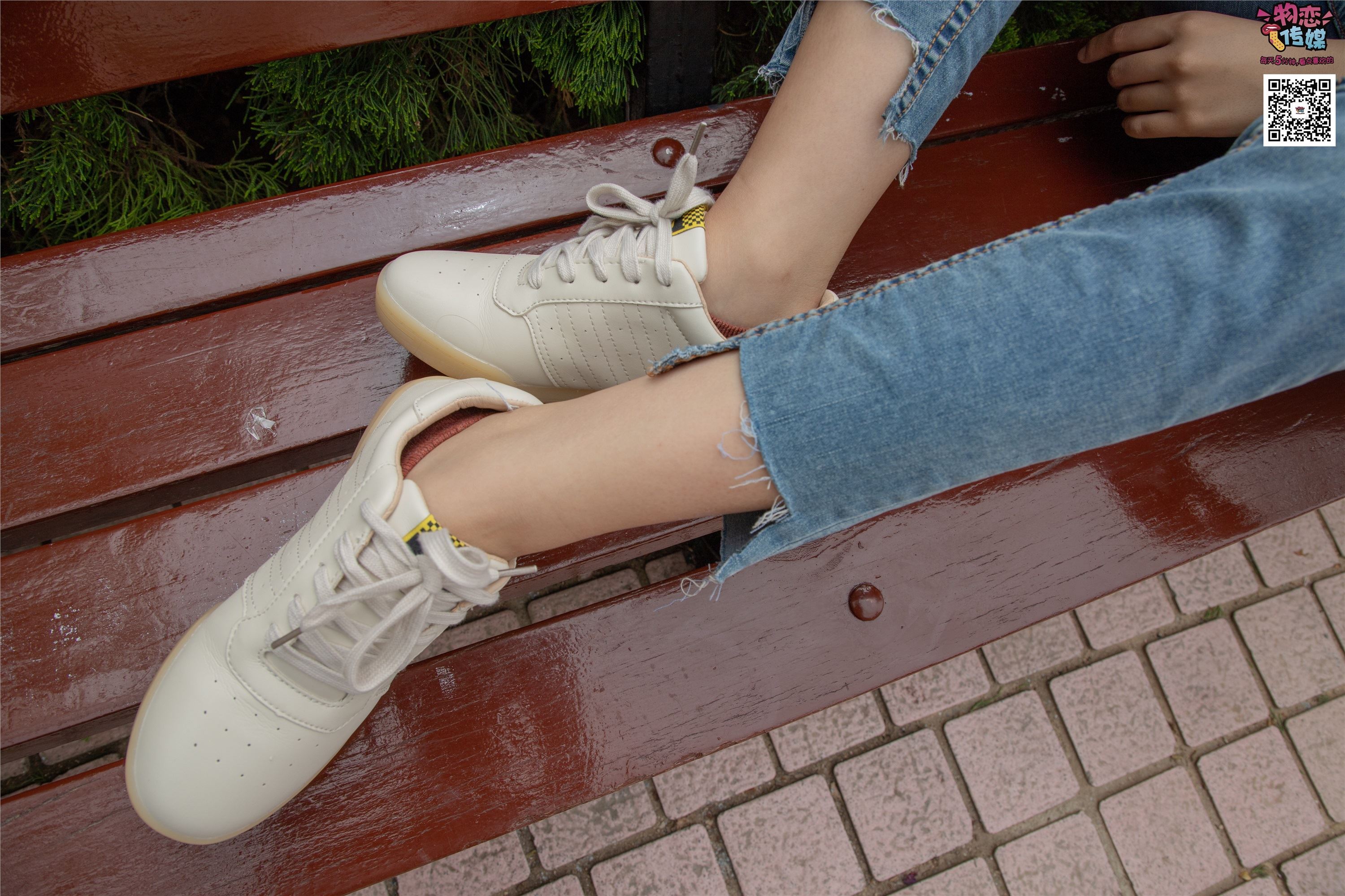 物恋传媒 No.014 高冷风格的大一小姐姐哦,小白鞋搭配粉色船袜