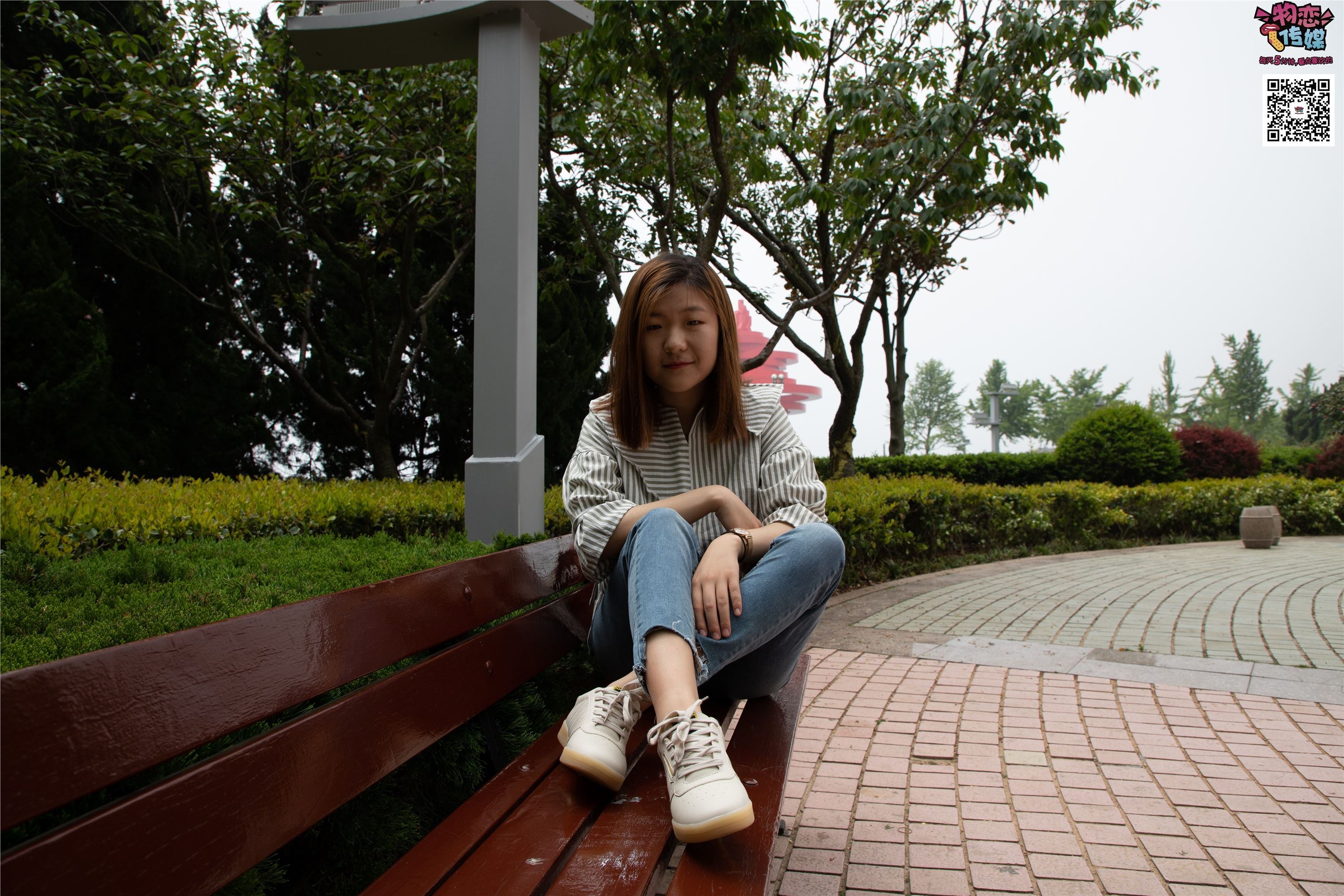 物恋传媒 No.014 高冷风格的大一小姐姐哦,小白鞋搭配粉色船袜