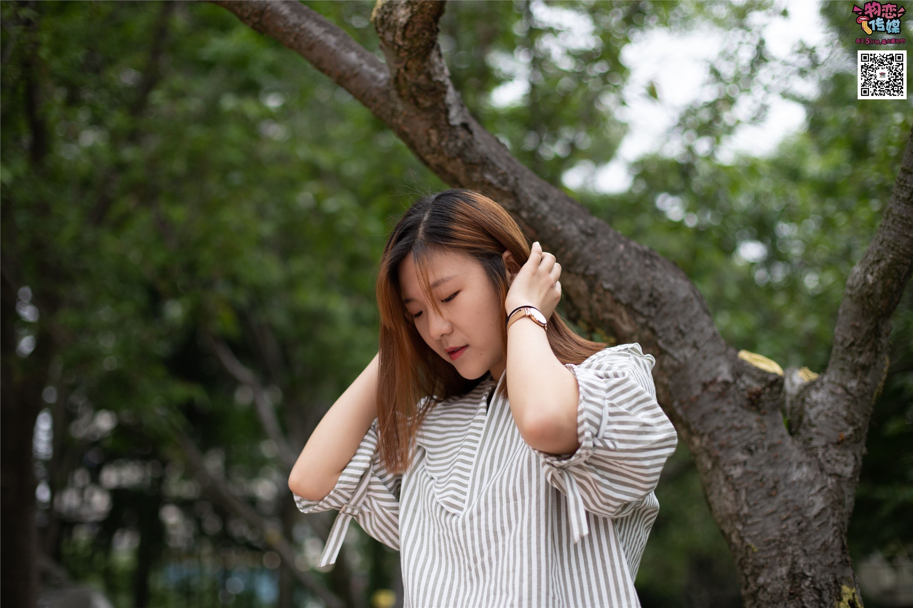 物恋传媒 No.014 高冷风格的大一小姐姐哦,小白鞋搭配粉色船袜