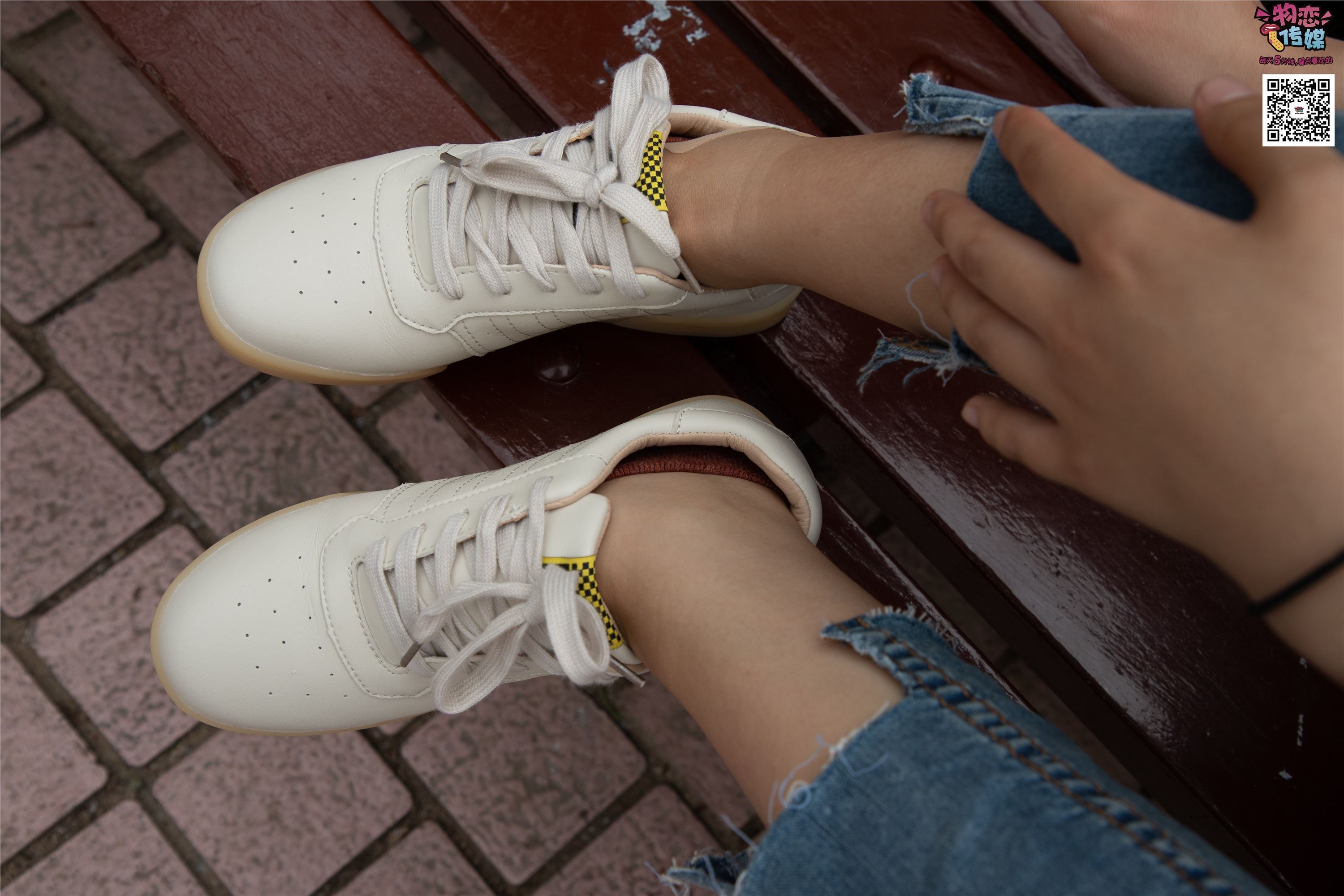 物恋传媒 No.014 高冷风格的大一小姐姐哦,小白鞋搭配粉色船袜