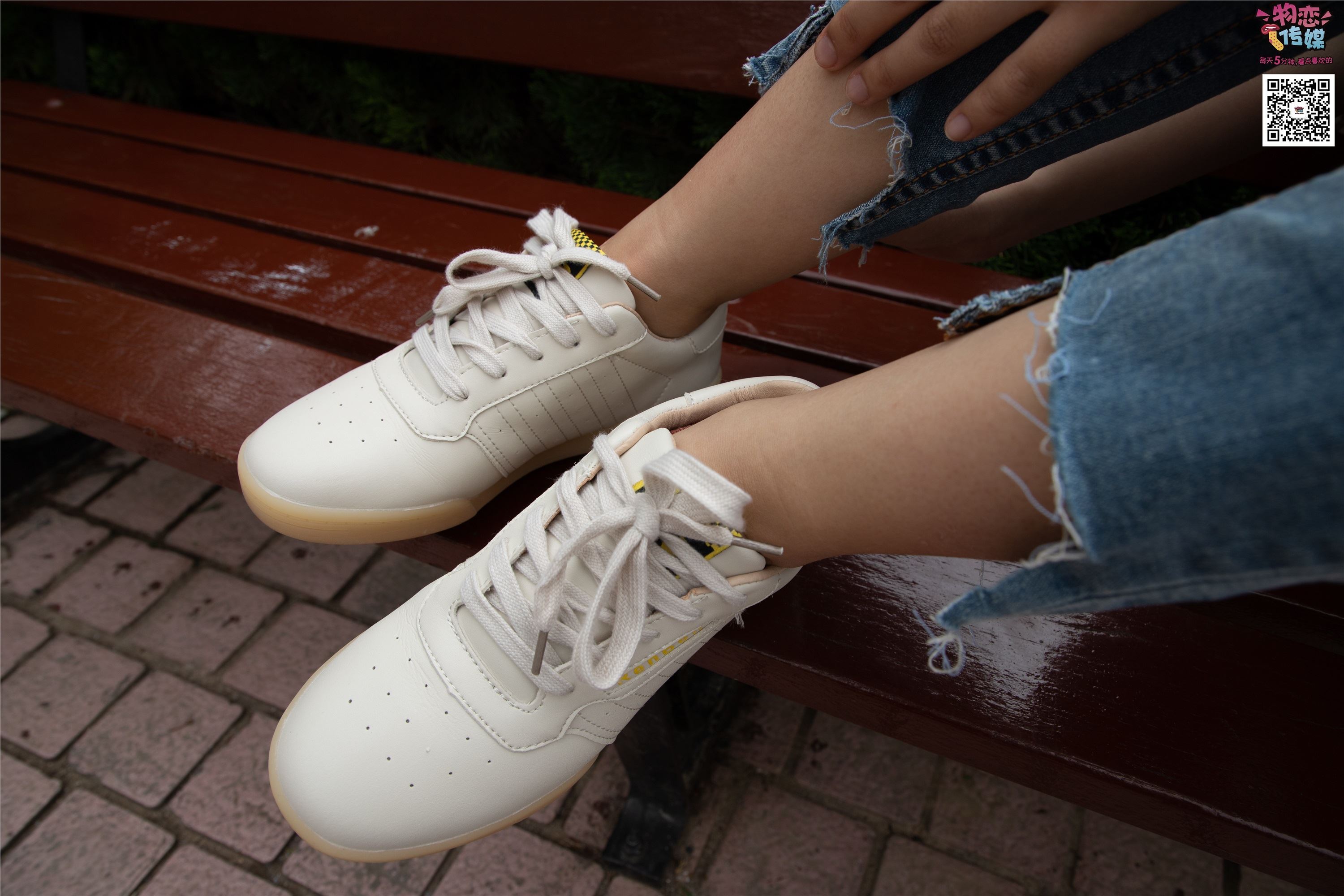 物恋传媒 No.014 高冷风格的大一小姐姐哦,小白鞋搭配粉色船袜