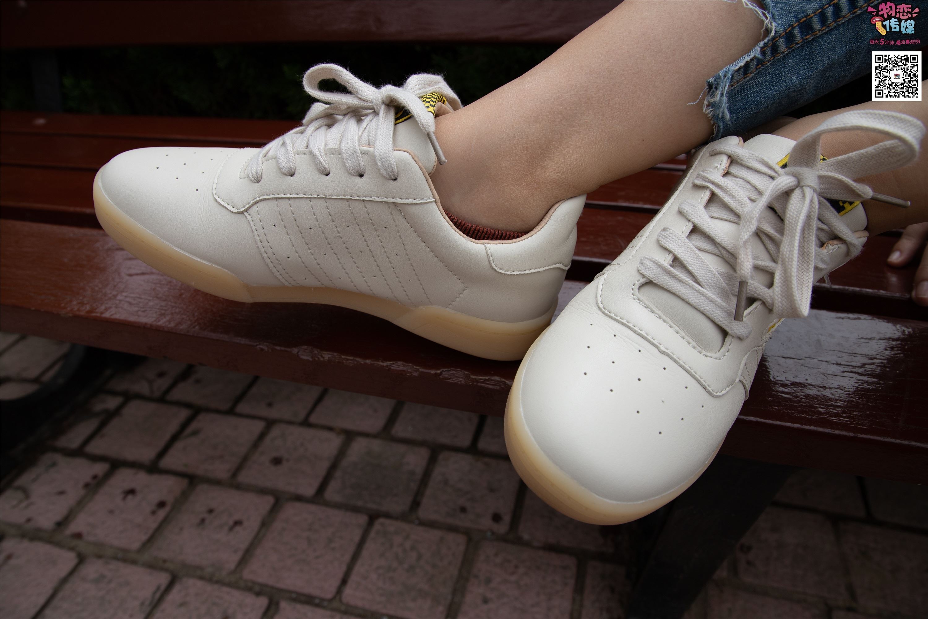 物恋传媒 No.014 高冷风格的大一小姐姐哦,小白鞋搭配粉色船袜