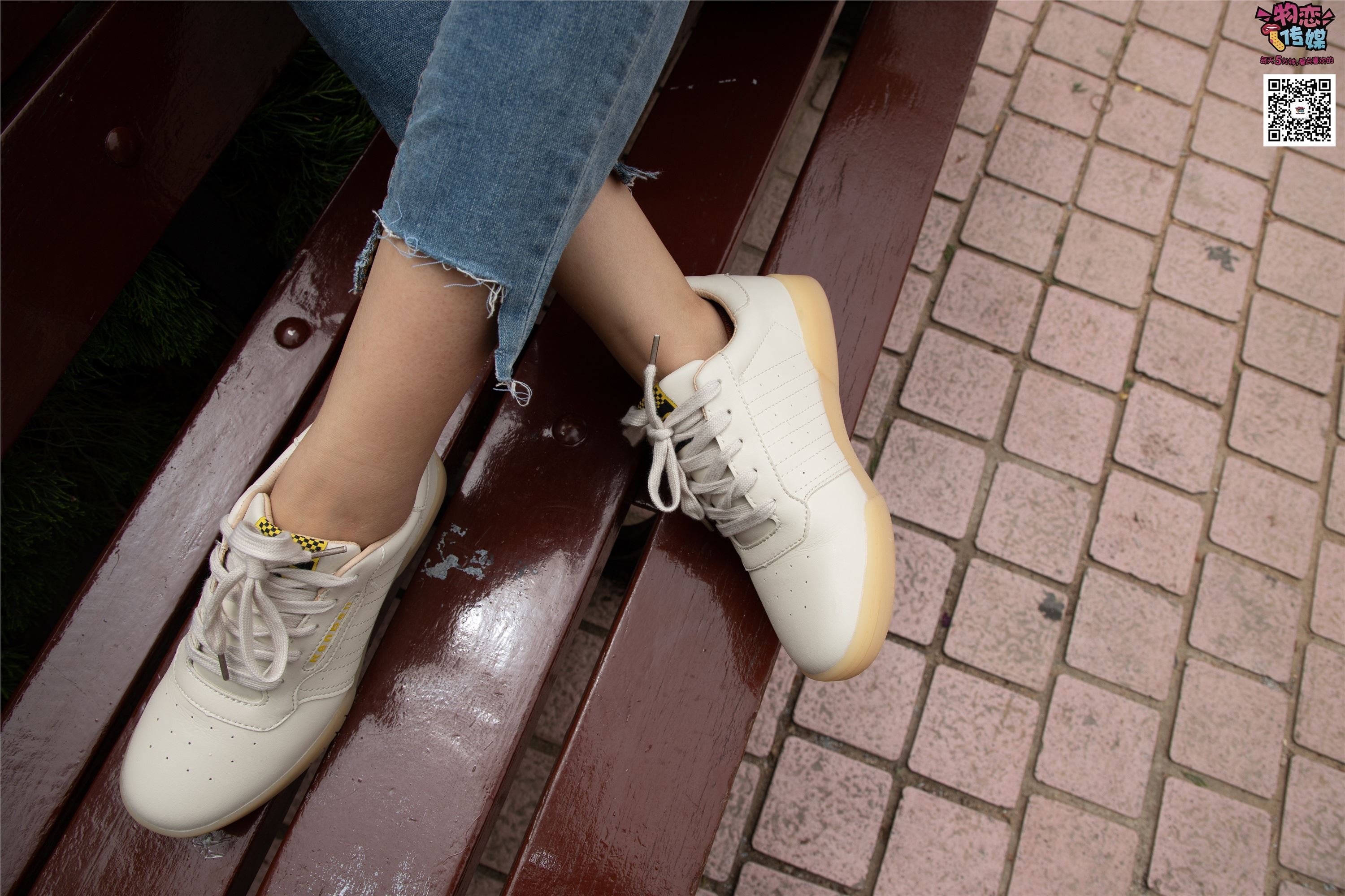 物恋传媒 No.014 高冷风格的大一小姐姐哦,小白鞋搭配粉色船袜