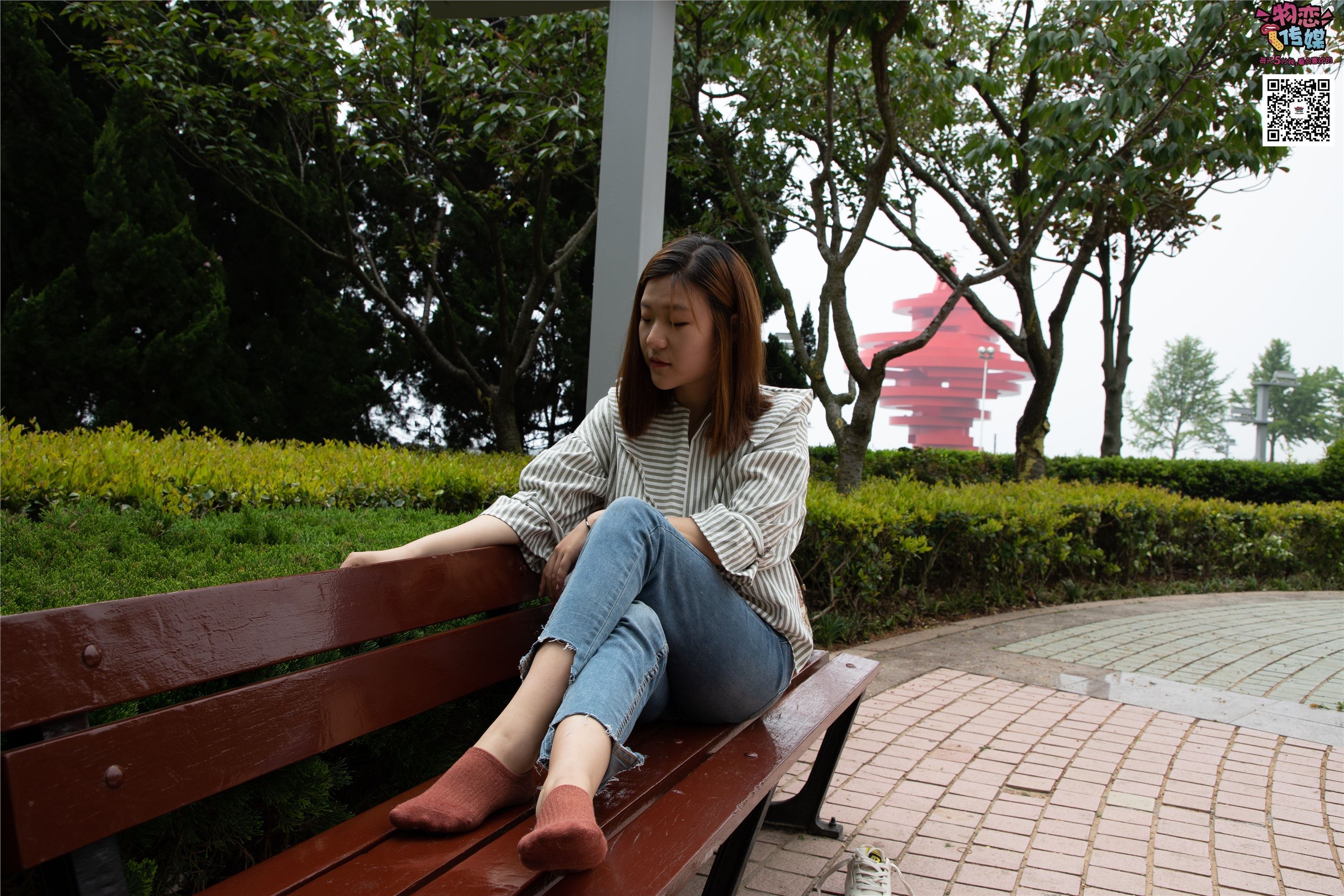 物恋传媒 No.014 高冷风格的大一小姐姐哦,小白鞋搭配粉色船袜