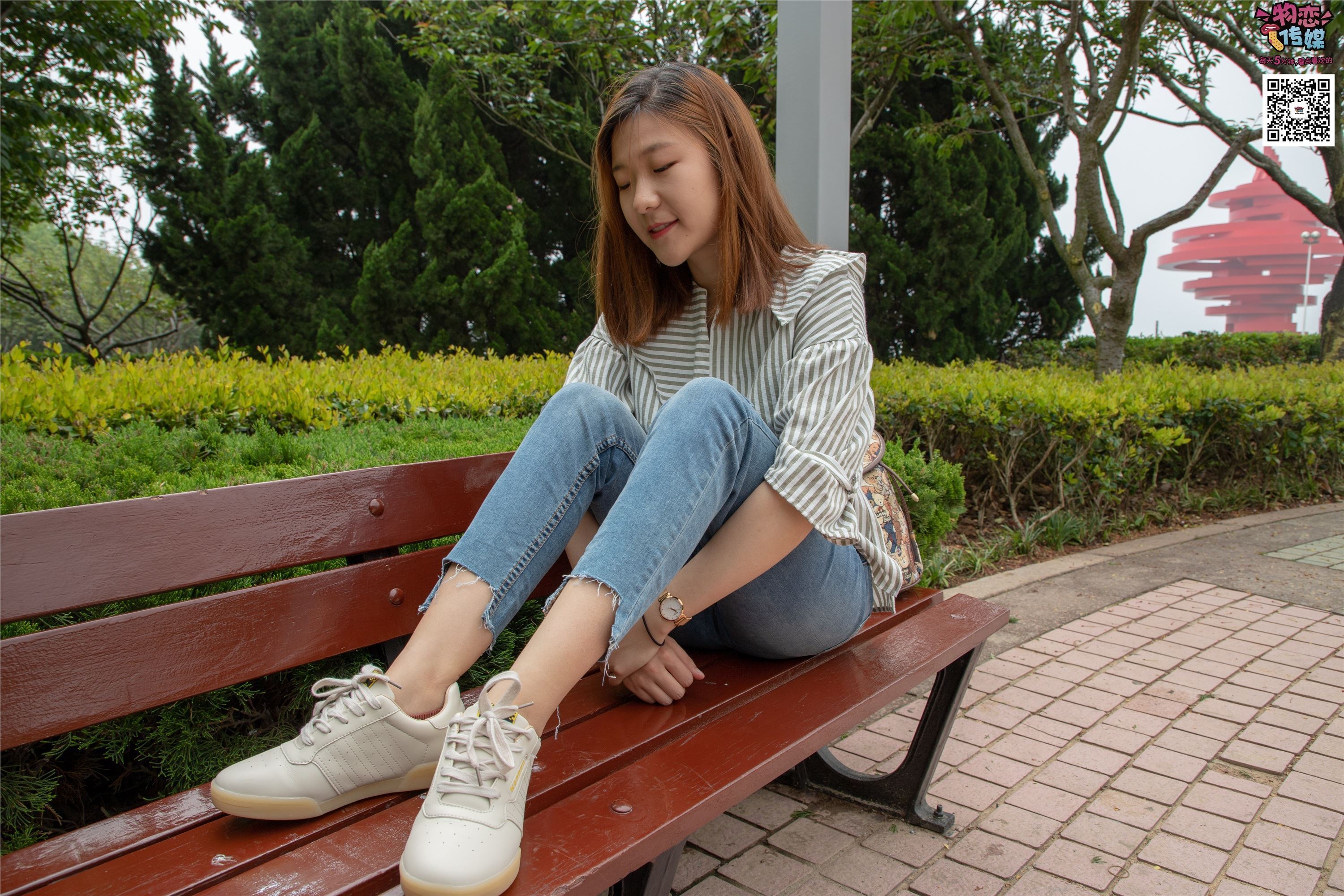 物恋传媒 No.014 高冷风格的大一小姐姐哦,小白鞋搭配粉色船袜